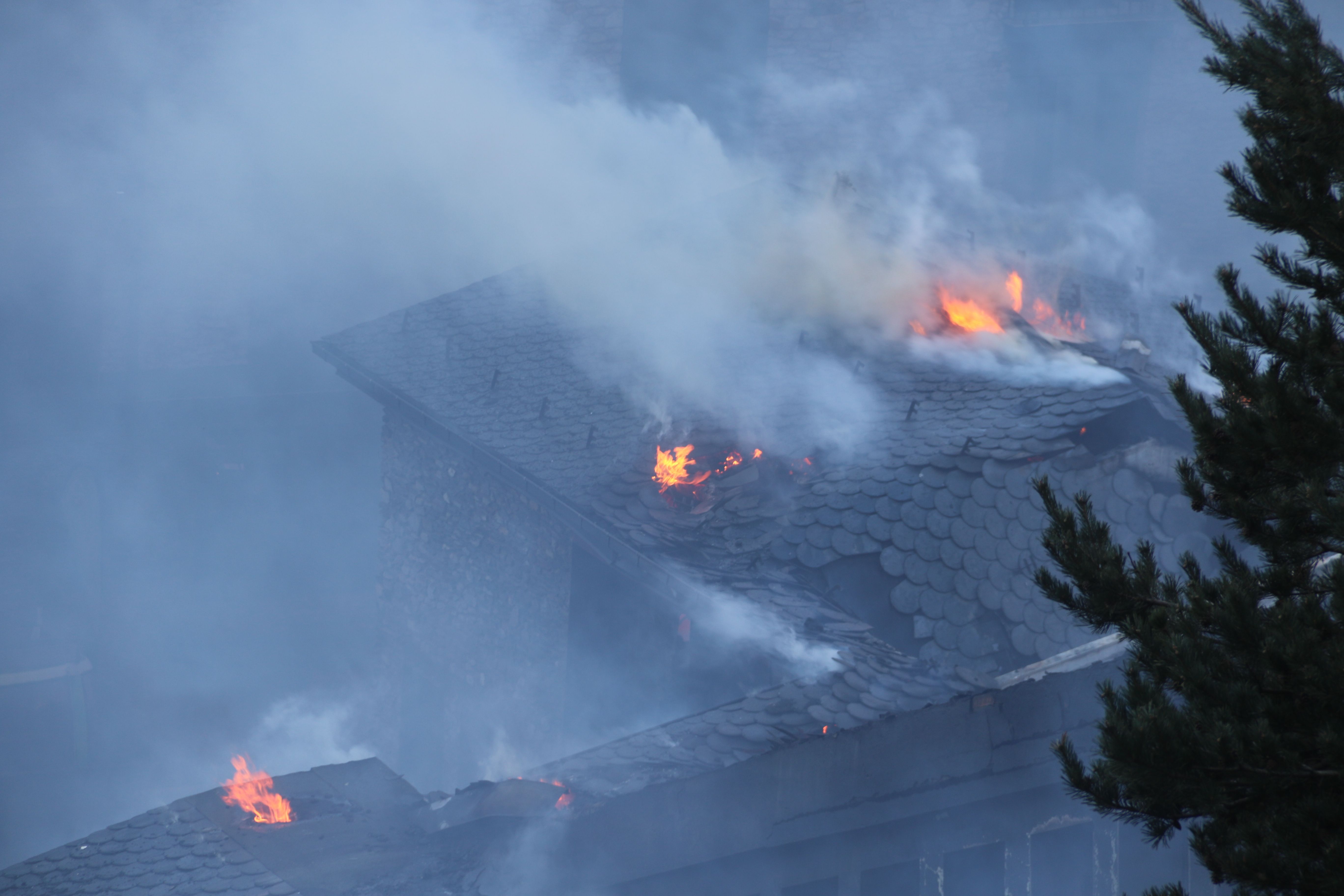 Intentant apagar el foc. Intentant apagar el foc.