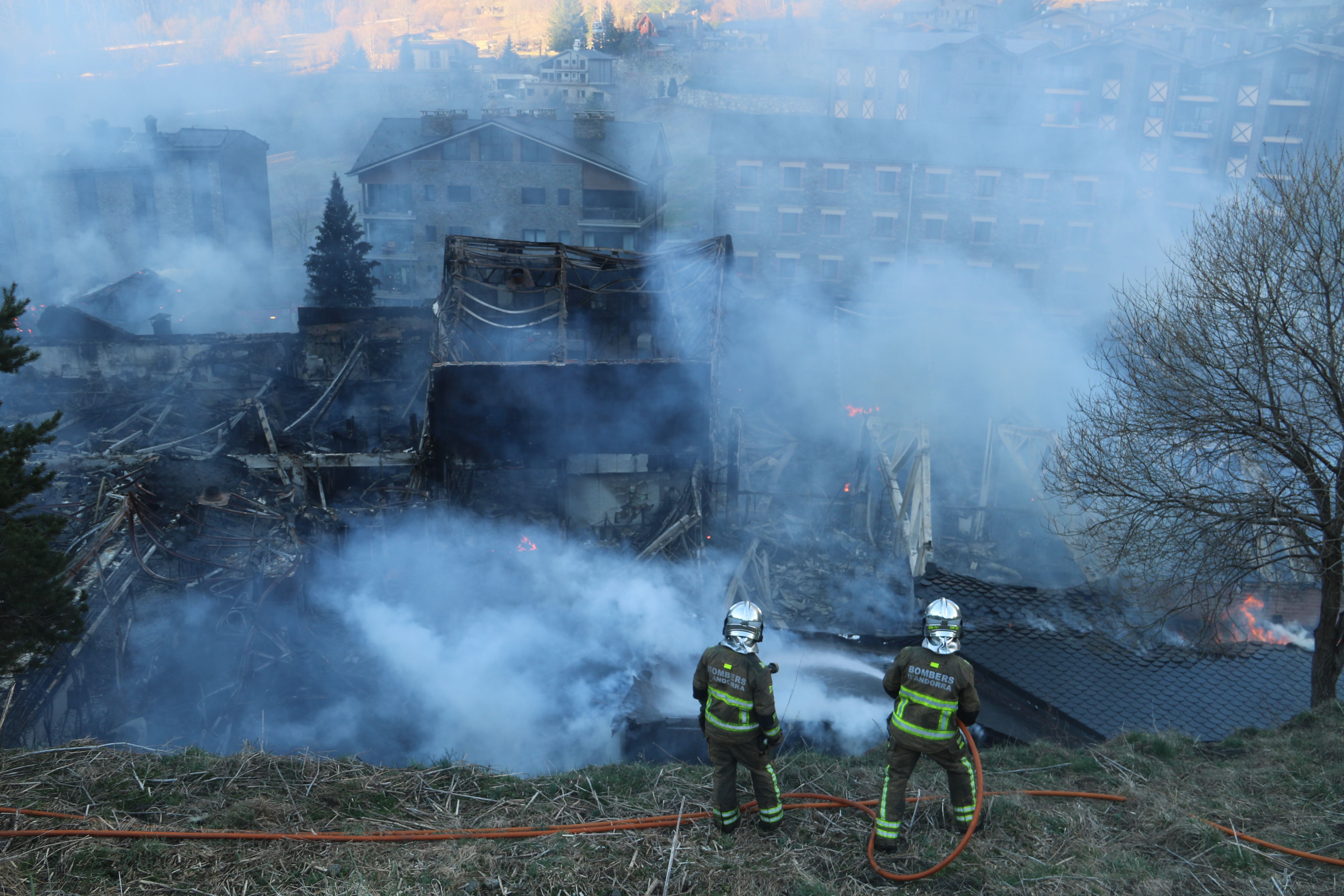 Intentant apagar el foc. Intentant apagar el foc.