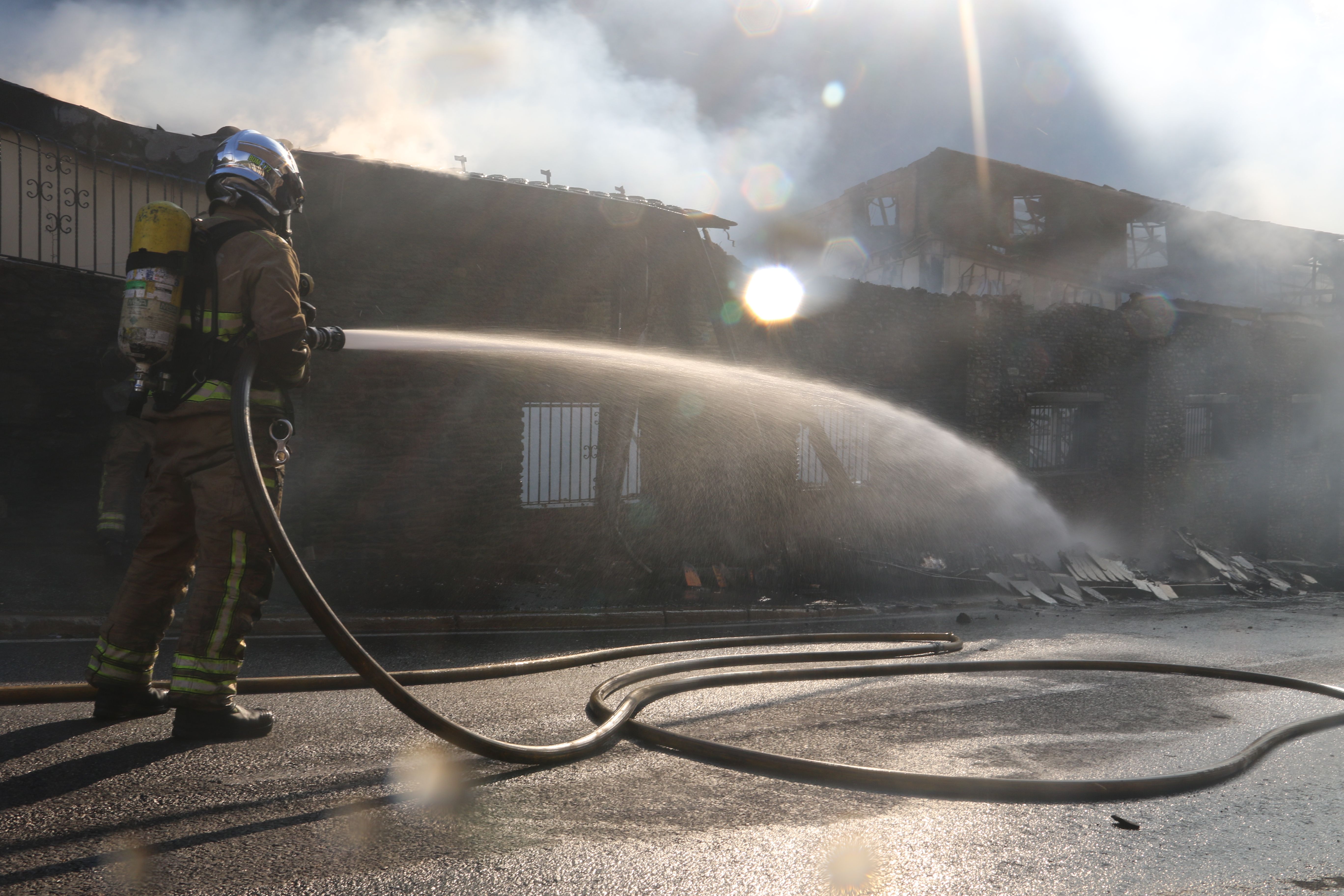Bombers remullant la façana Bombers remullant la façana