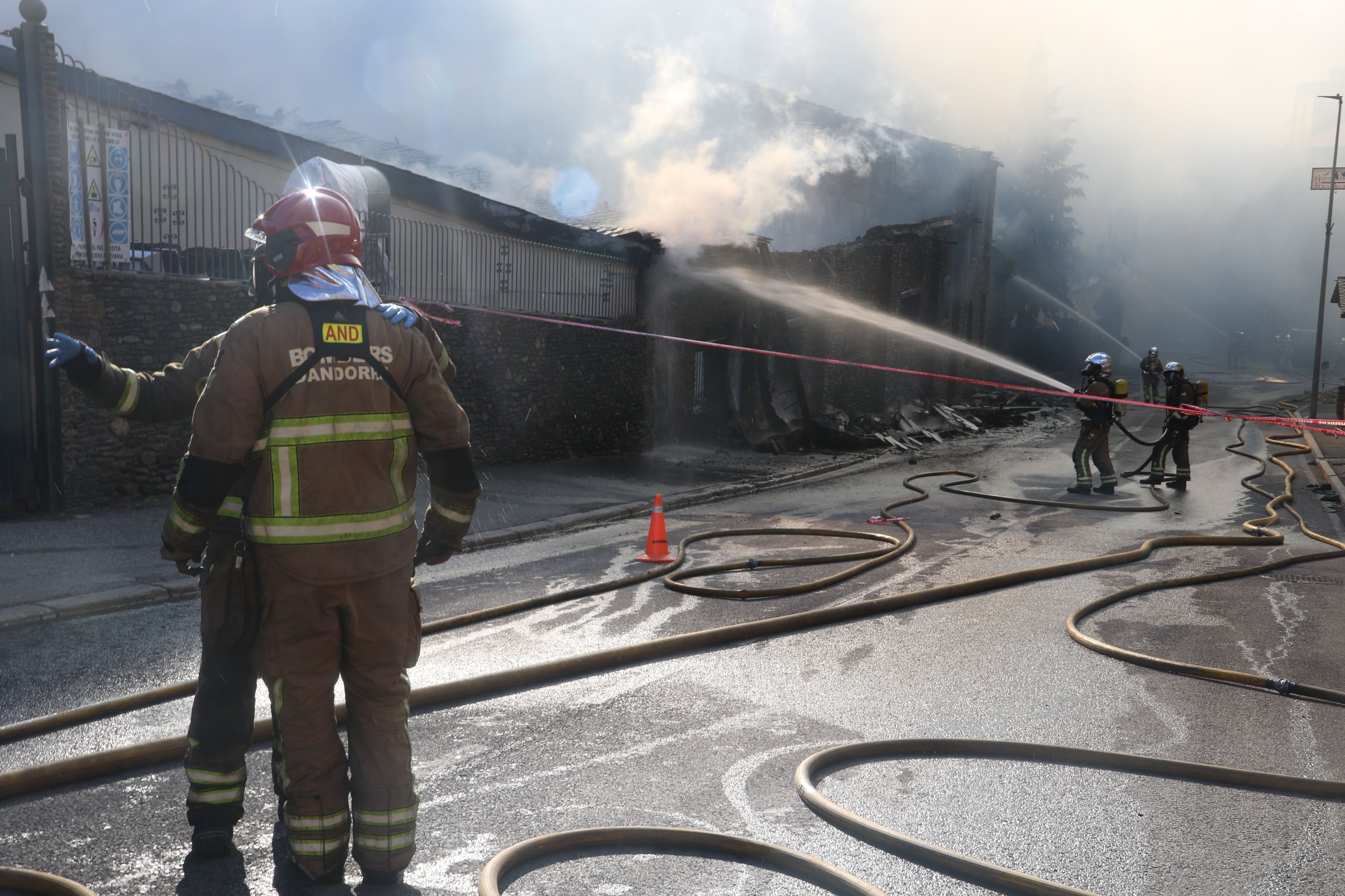 Els bombers treballen a les naus afectades per l'incendi.