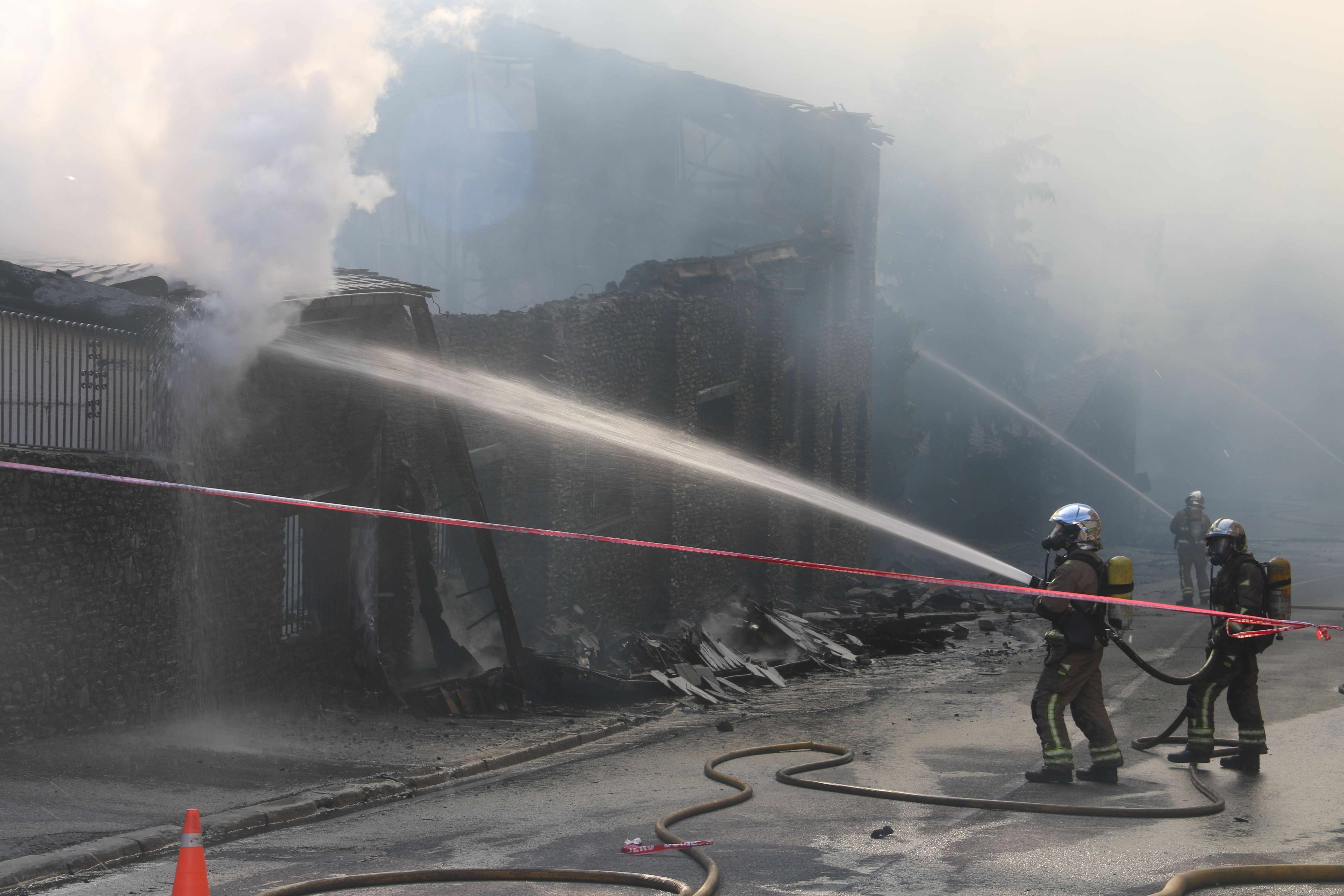 Bombers en l'extinció de l'incendi Bombers en l'extinció de l'incendi