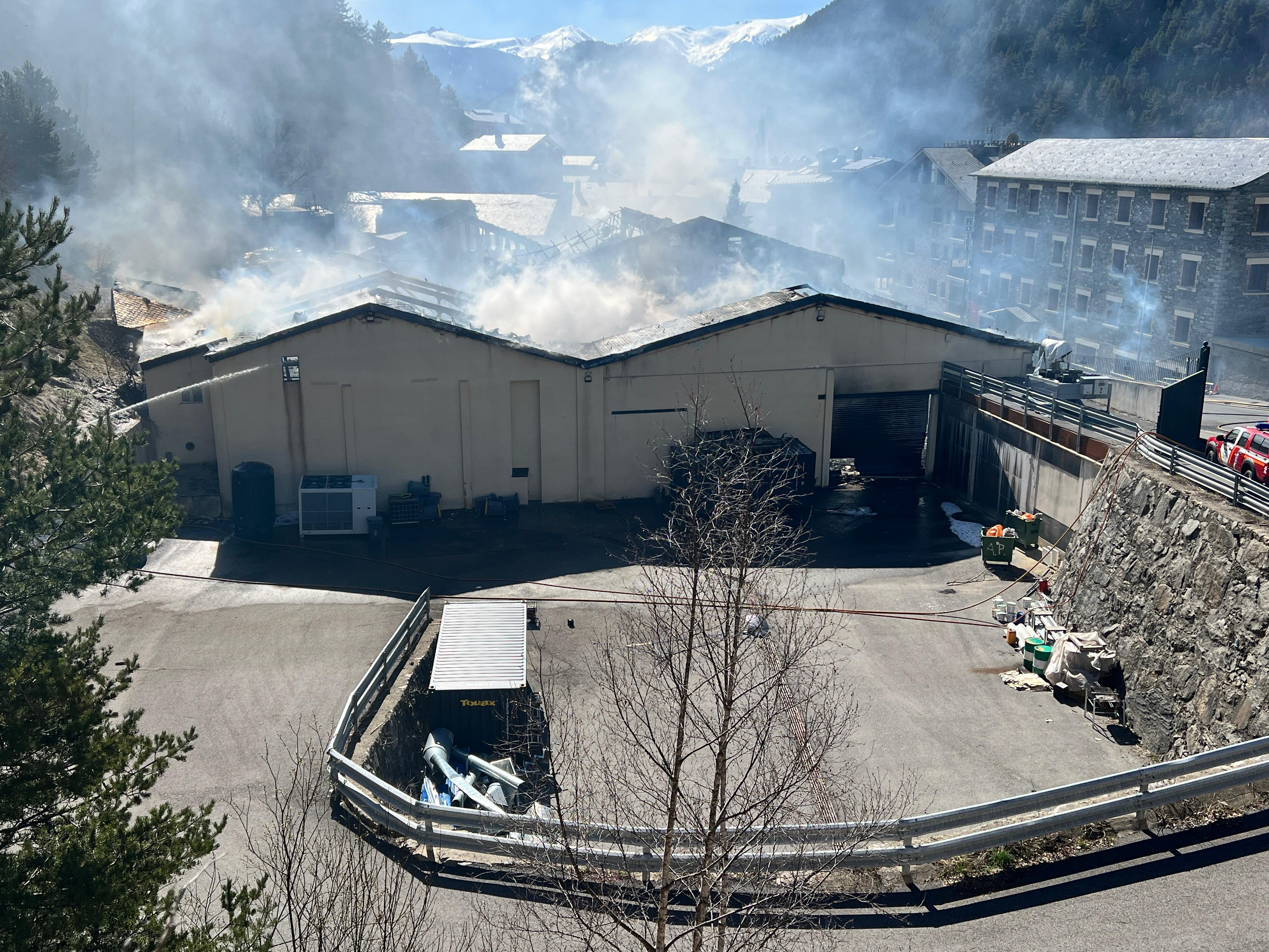 Les naus d'Aigües d'Arinsal encara fumejant aquest dijous al matí.