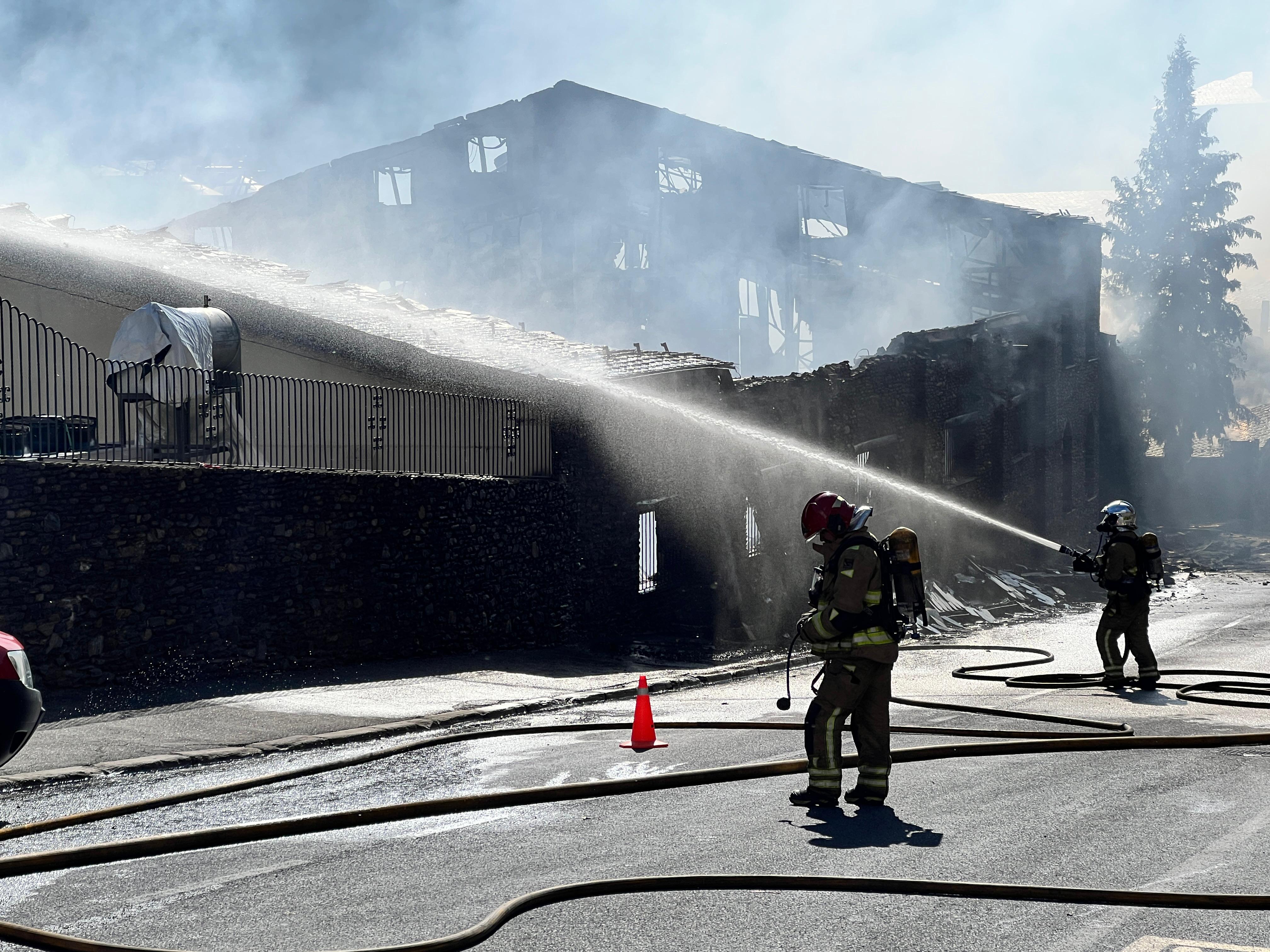 Els bombers treballant en unes naus completament destrossades. // T. S.