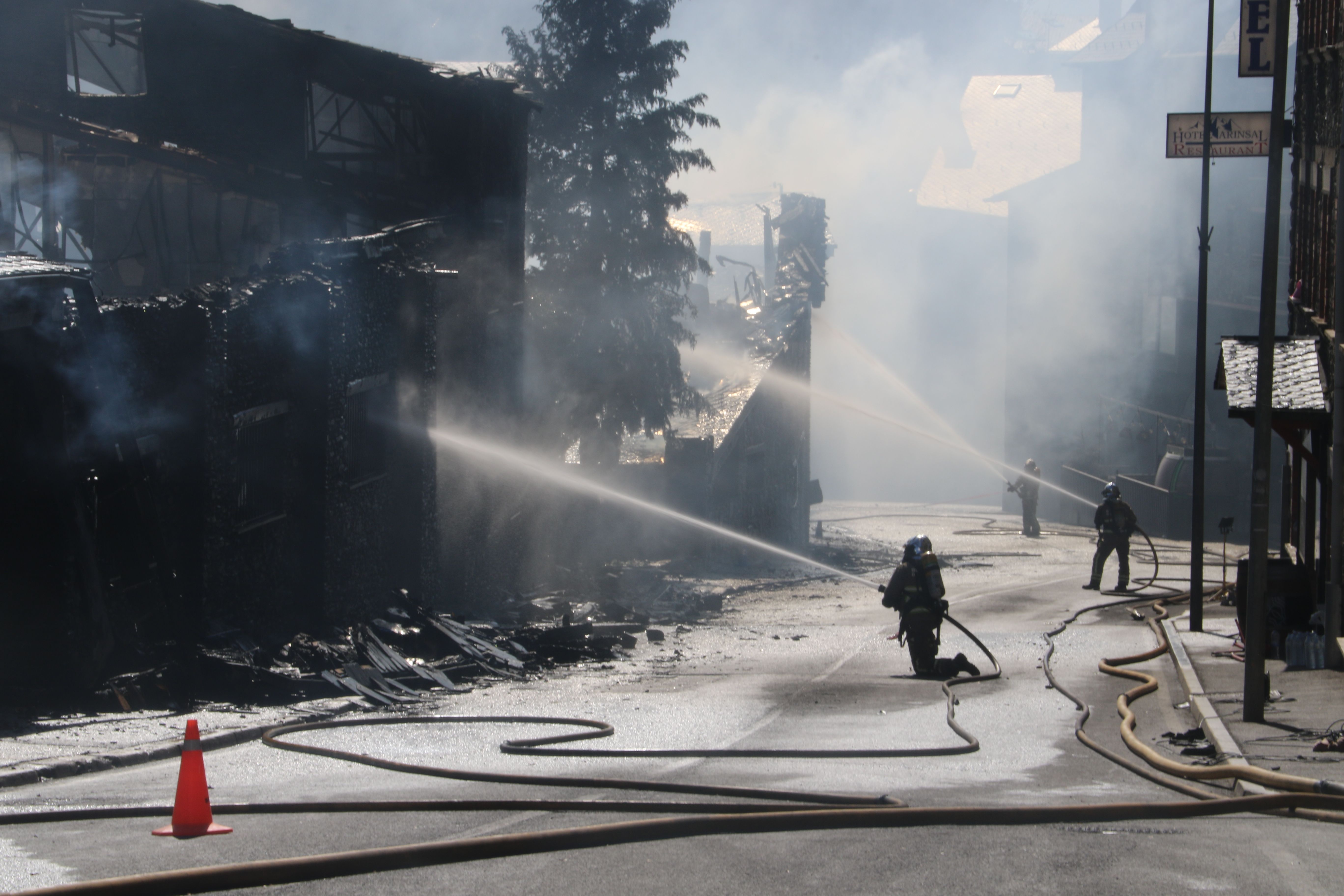 Els bombers fent tasques d'extinció.