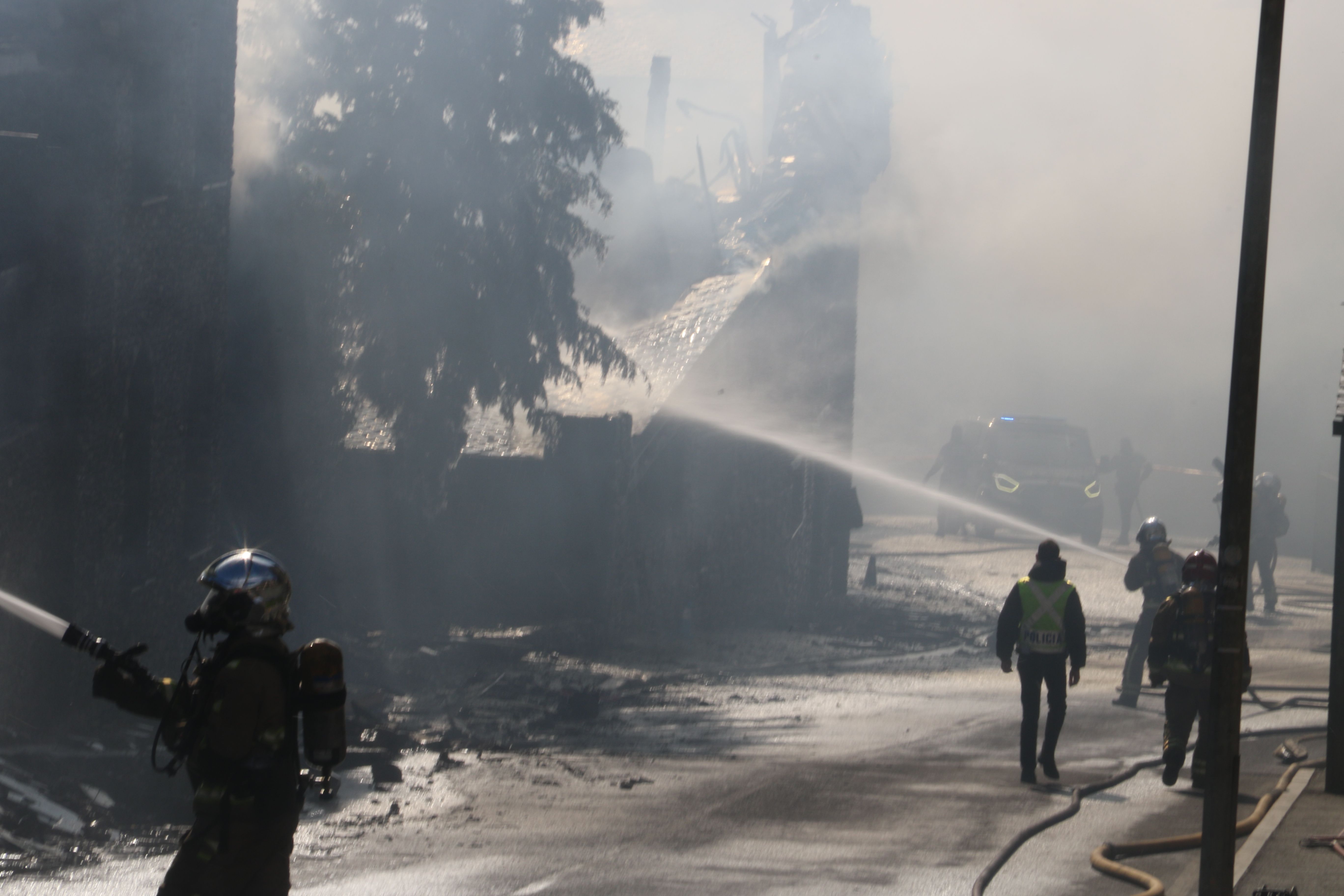 Els bombers fent tasques d'extinció.