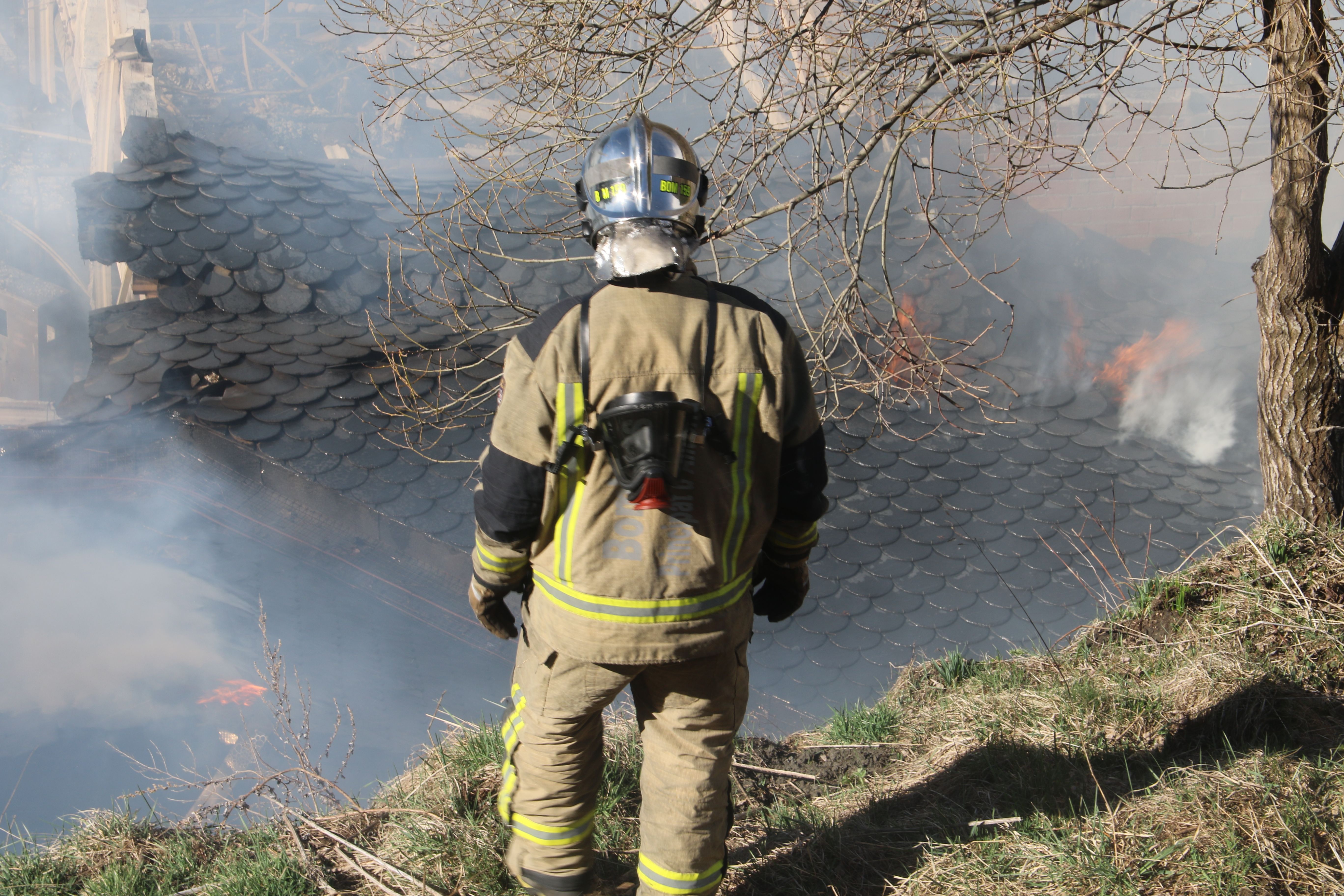 Un bomber observant la magnitud de la tragèdia. 