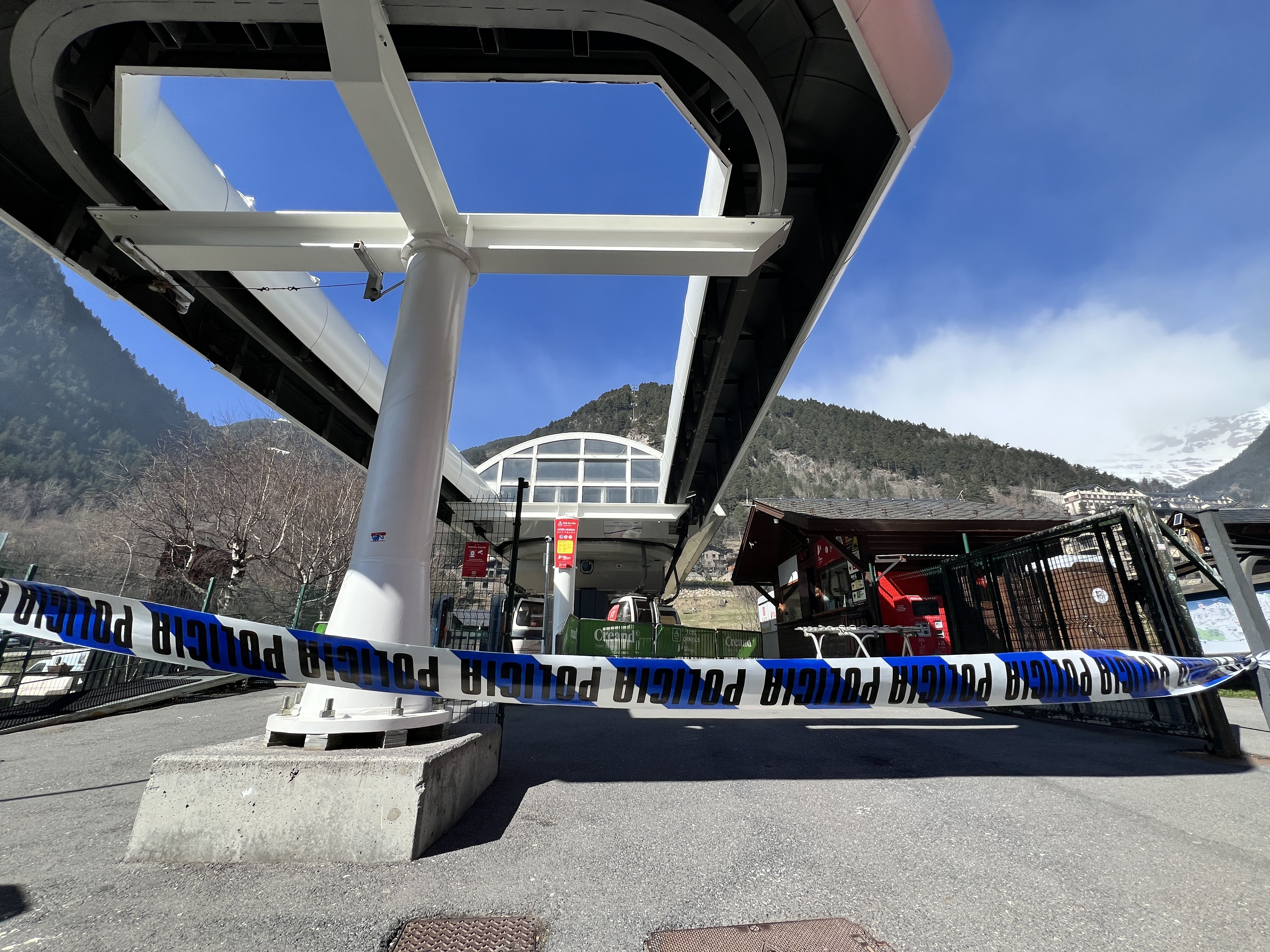 L'estació no ha obert, el telecabina no ha estat en funcionament i la policia ha precintat alguns passos.