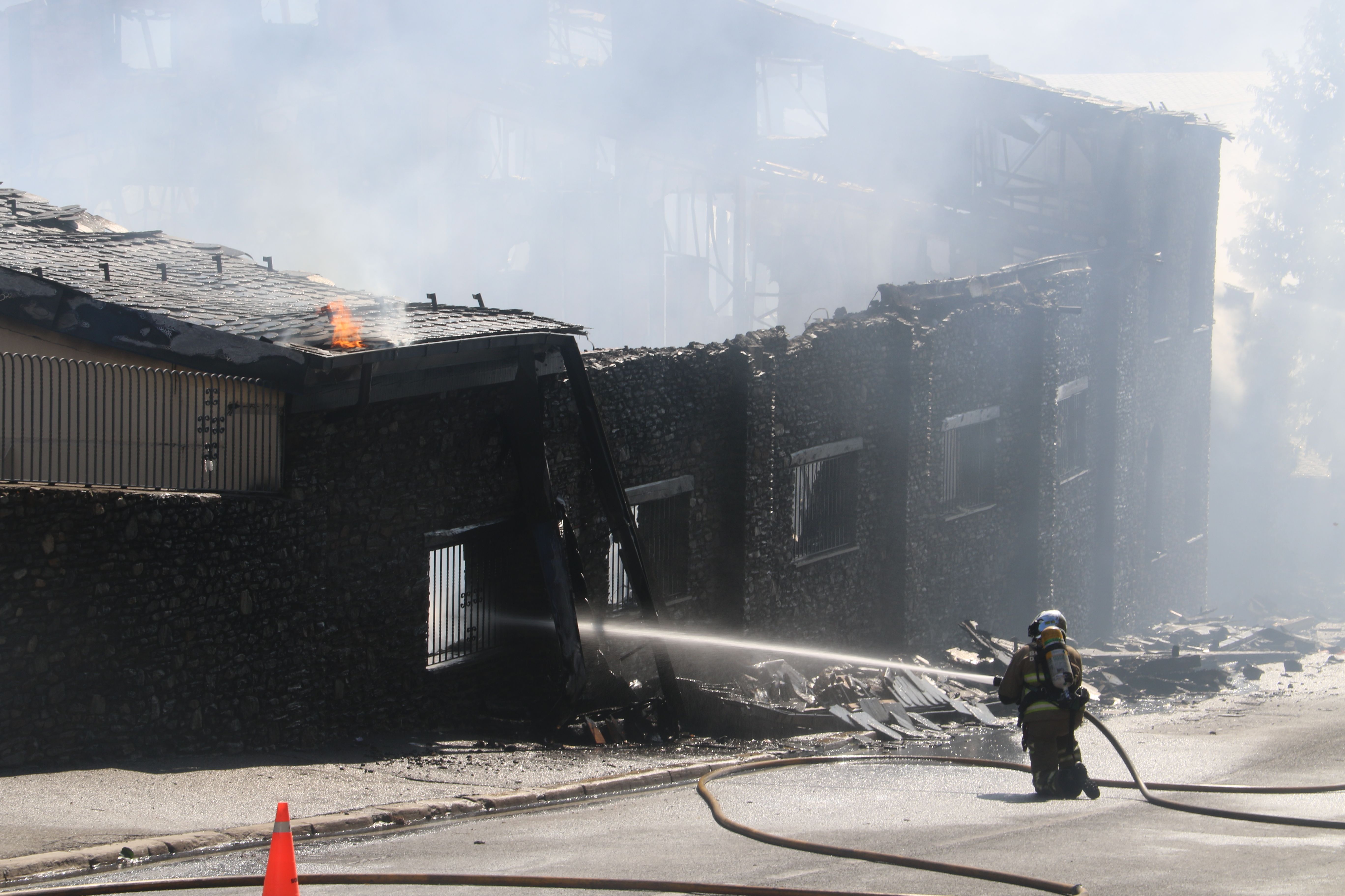 Un bomber atacant flama des de la carretera general.
