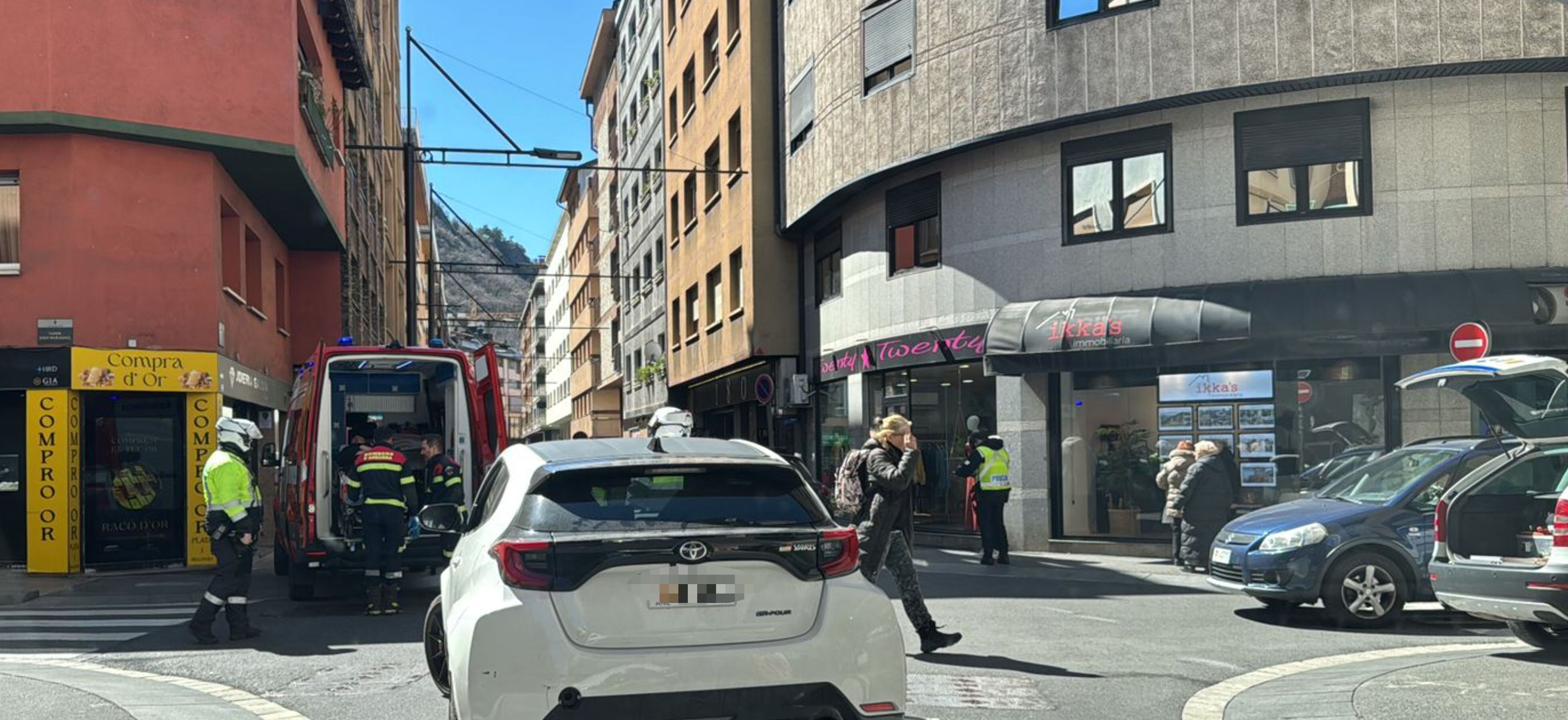 L'ambulància carregant la persona ferida. L'ambulància carregant la persona ferida.