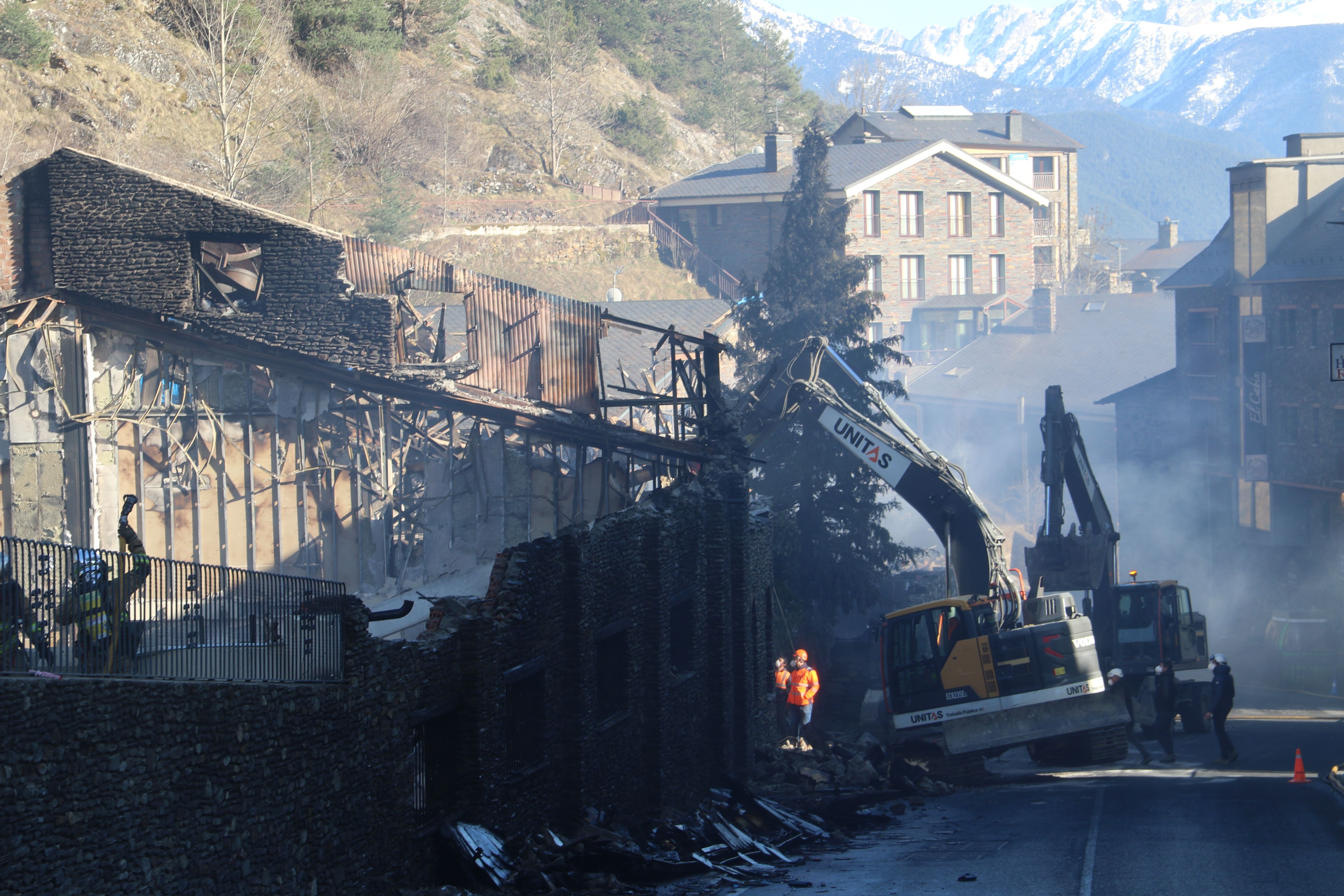 Màquina enderrocant l'estructura. Màquina enderrocant l'estructura.