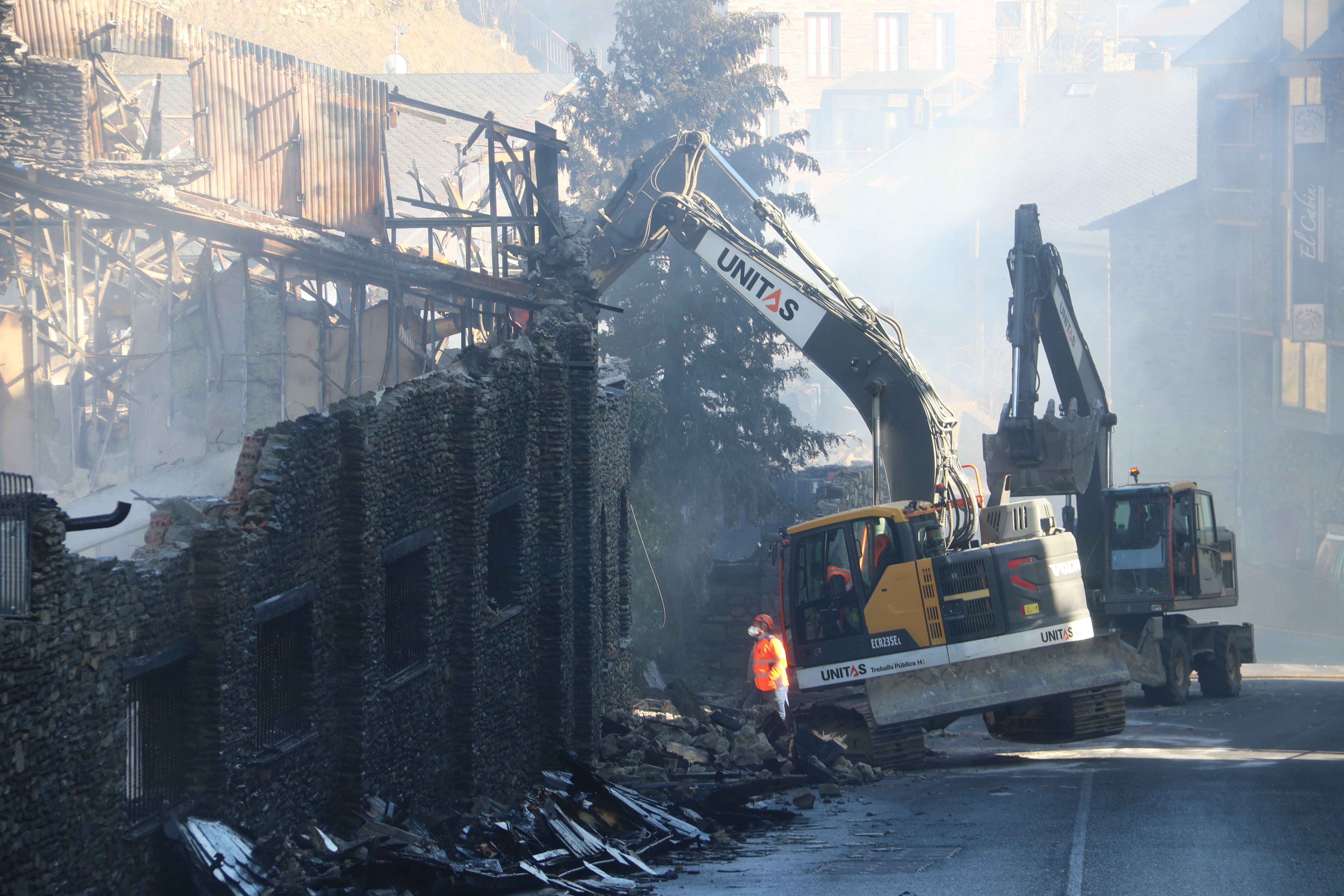 Màquina enderrocant l'estructura. Màquina enderrocant l'estructura.