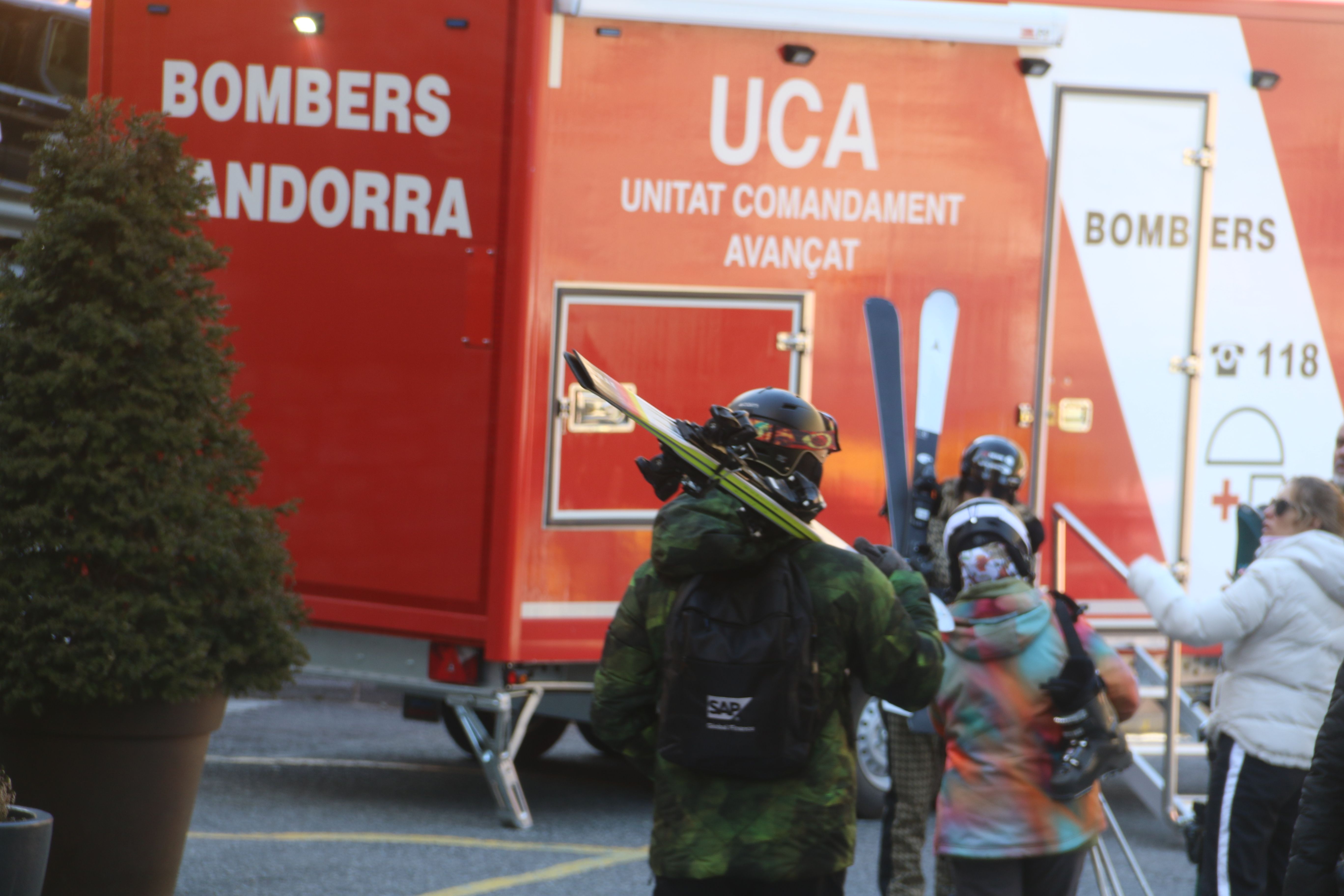 Esquiadors arribant a la zona després de la jornada. Esquiadors arribant a la zona després de la jornada.