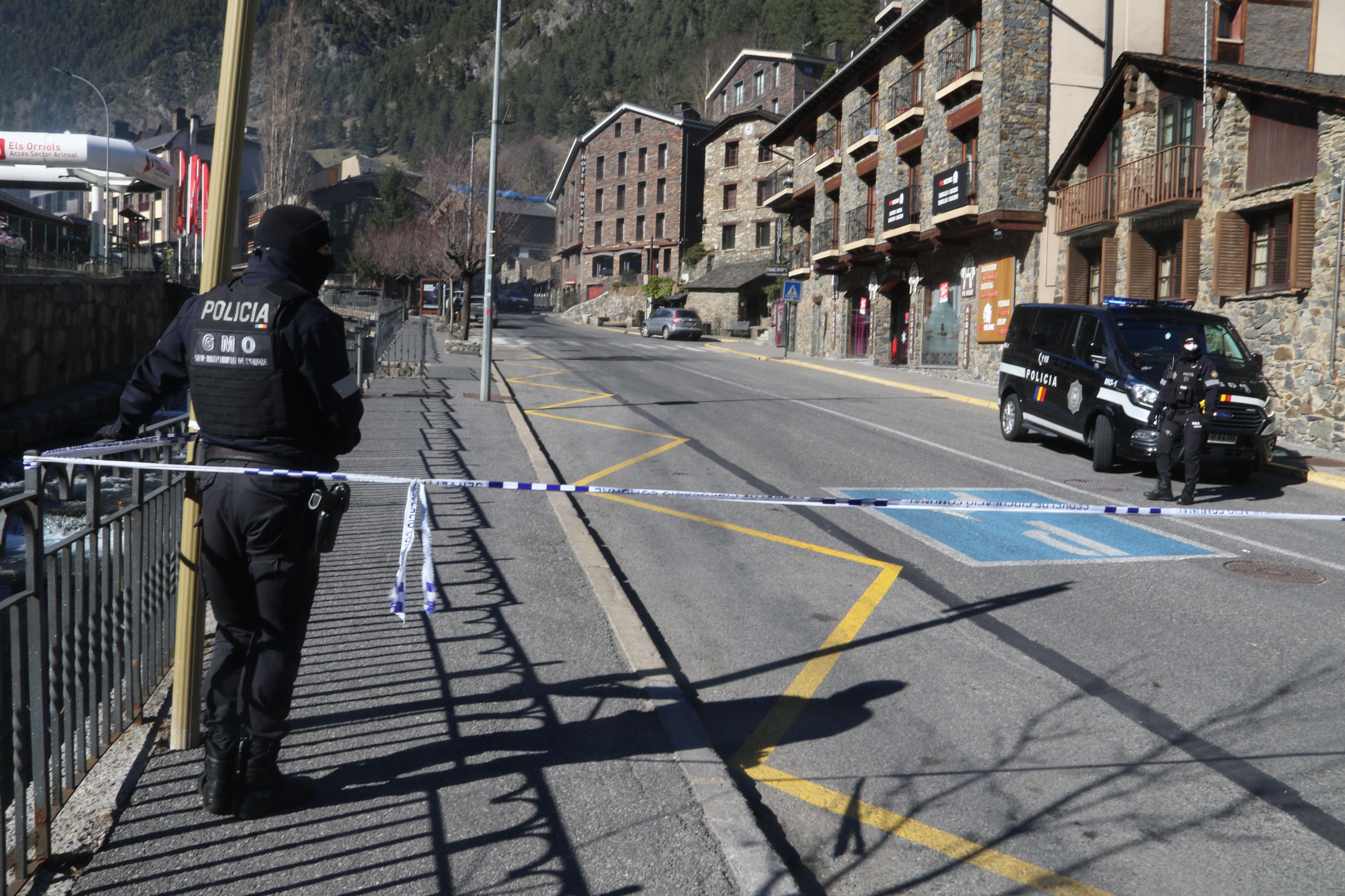 Obertura de la carretera per deixar passar el comboi. Obertura de la carretera per deixar passar el comboi.