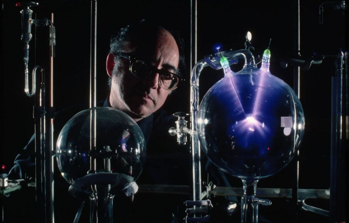 Stanley Miller posant darrere del experiment Miller-Urey que recreava les condicions d'una Terra primordial i va permetre demostrar que s'hi podien formar compostos orgànics - Crèdit: Britannica