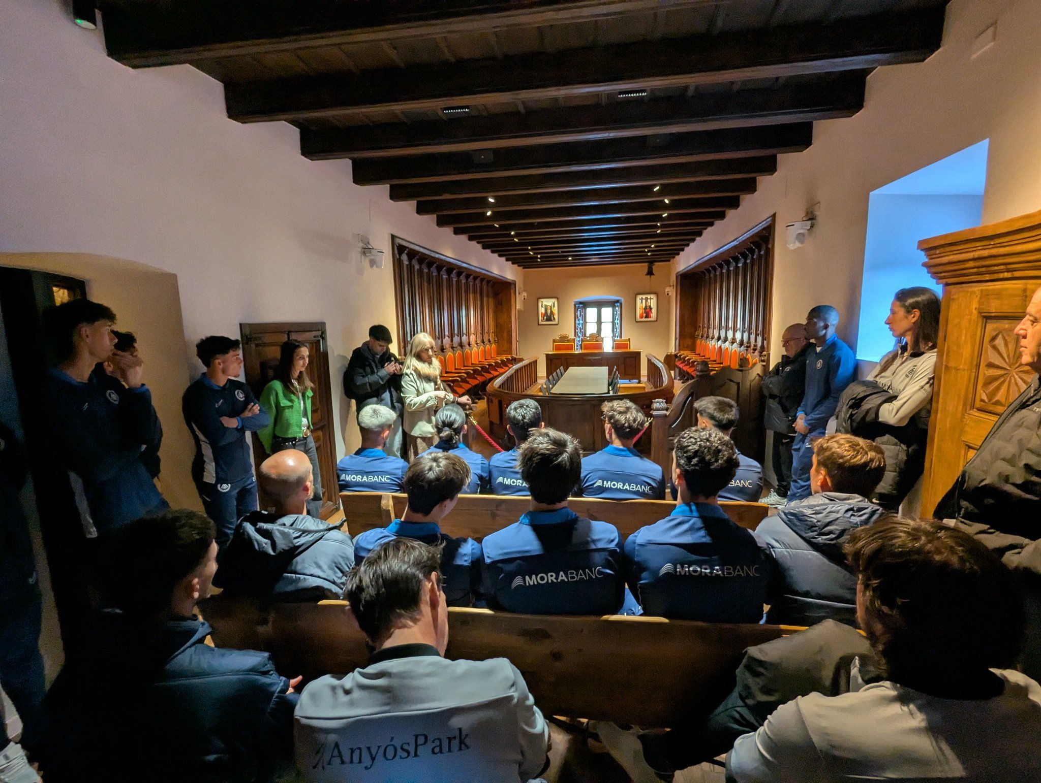 La plantilla de l’FC Andorra visita Casa de la Vall i la nova seu del Consell General.