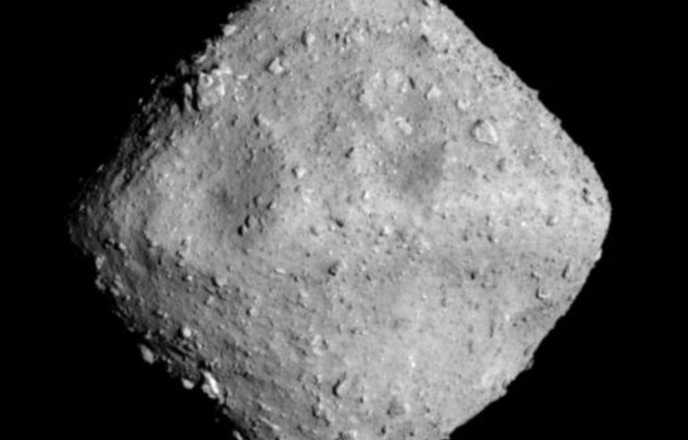 Vista del asteroid Ryugu des de la sonda Hayabusa2 al 2018 - Crèdit: JAXA