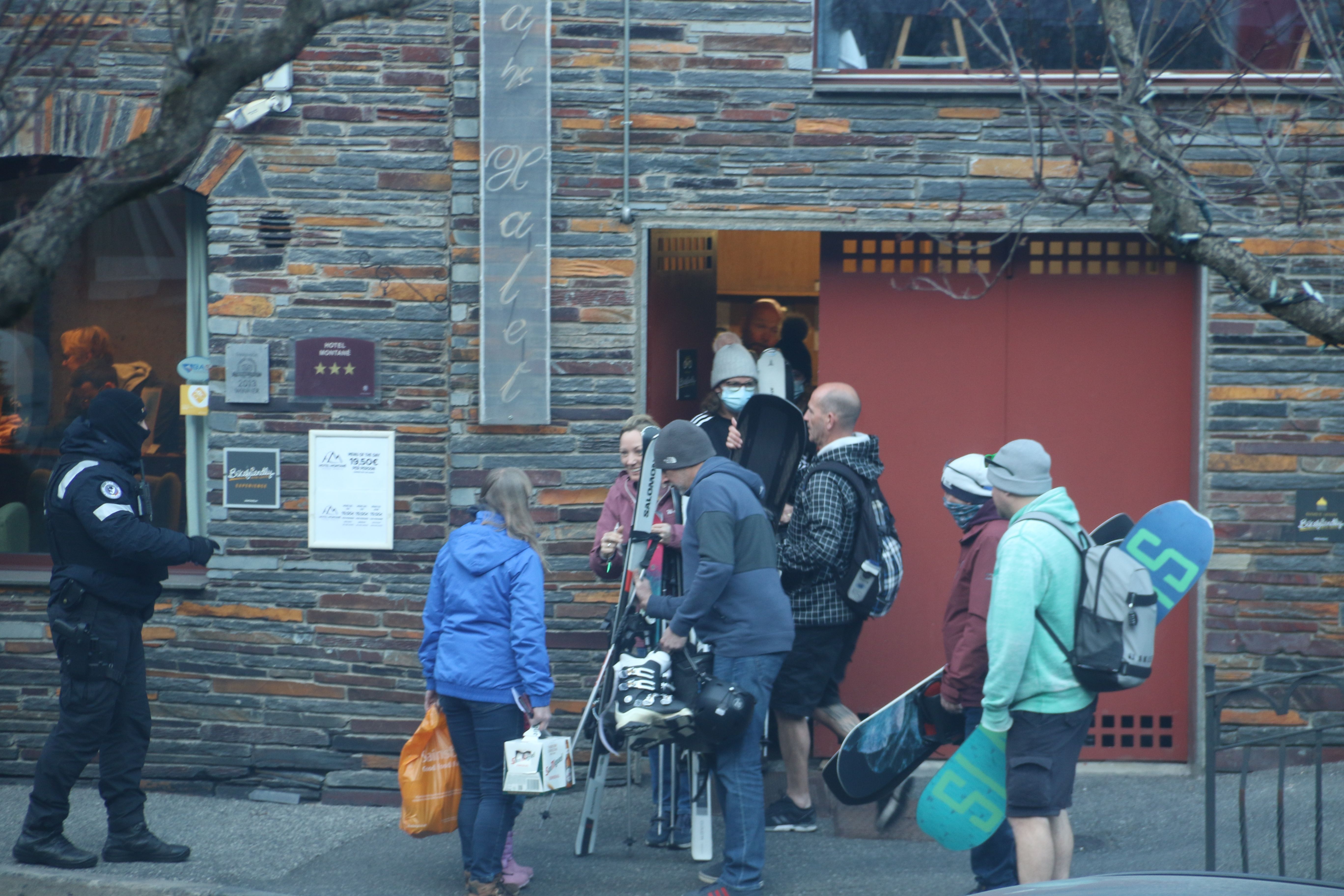 Els turistes desallotjats recuperant les pertinences aquesta tarda.