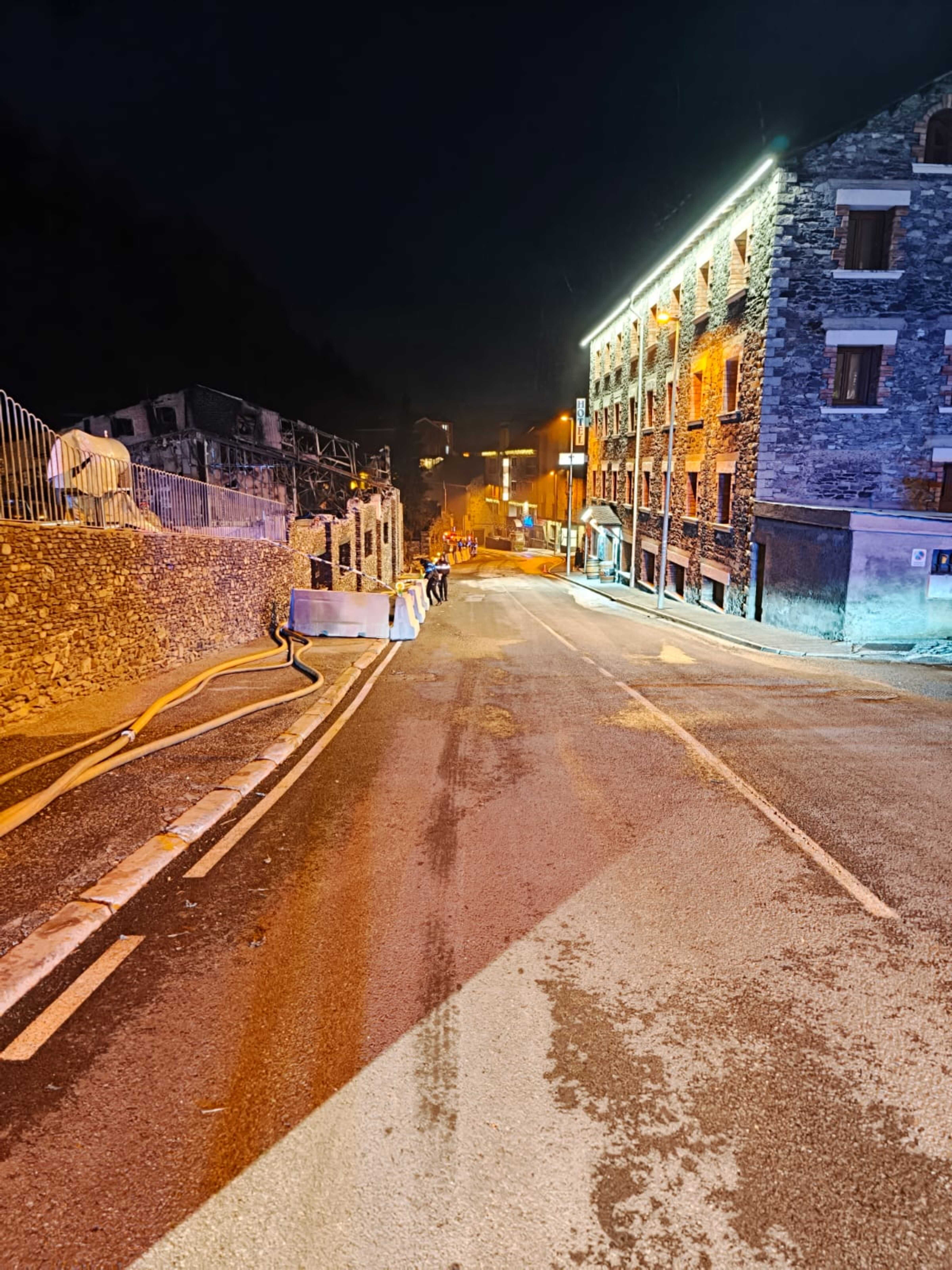 La carretera ja neta poc abans que s'hagi obert totalment al trànsit.