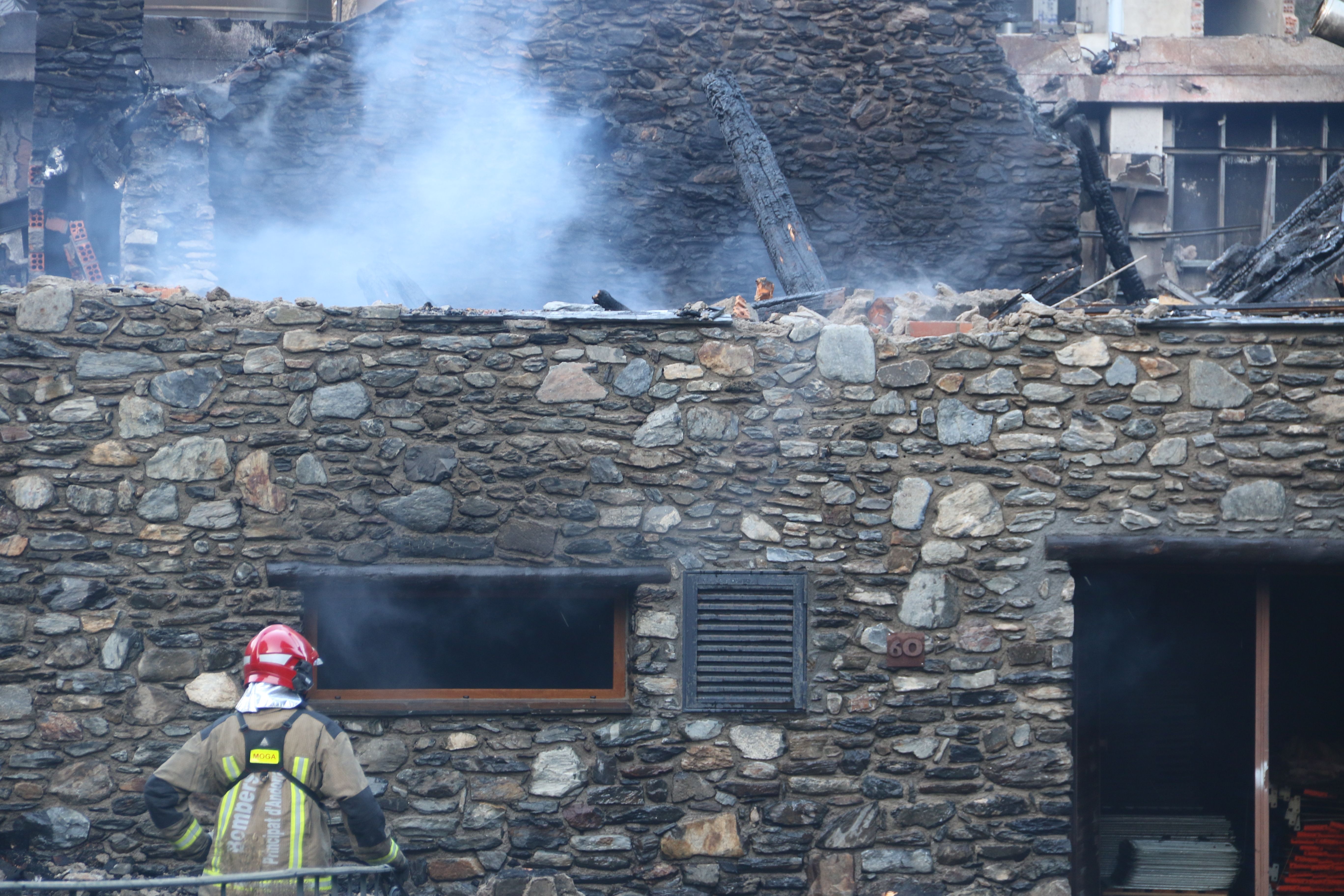 Els bombers treballant en l'incendi la tarda d'aquest dijous. 