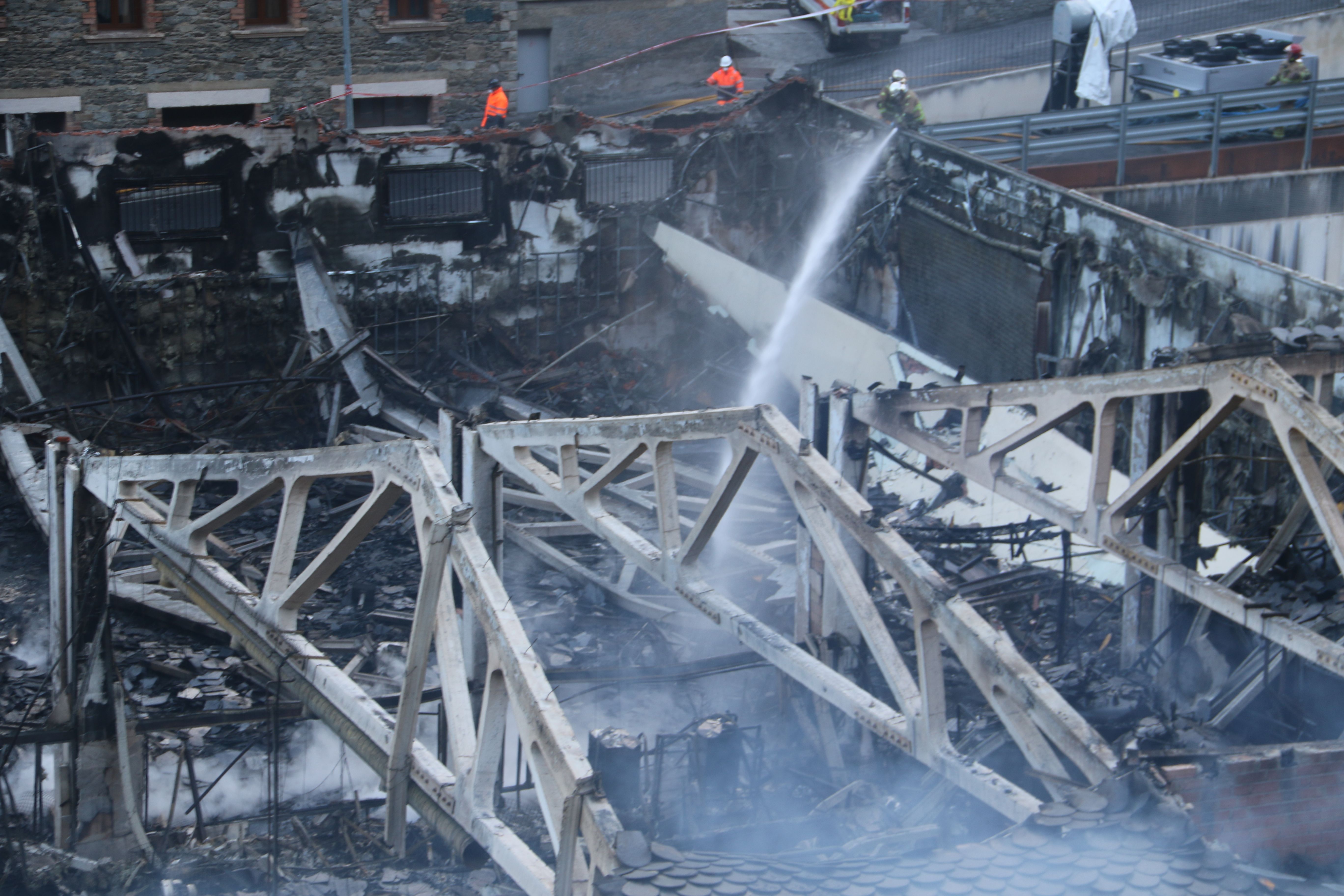 Els bombers treballant encara aquesta tarda per apagar l'incendi.