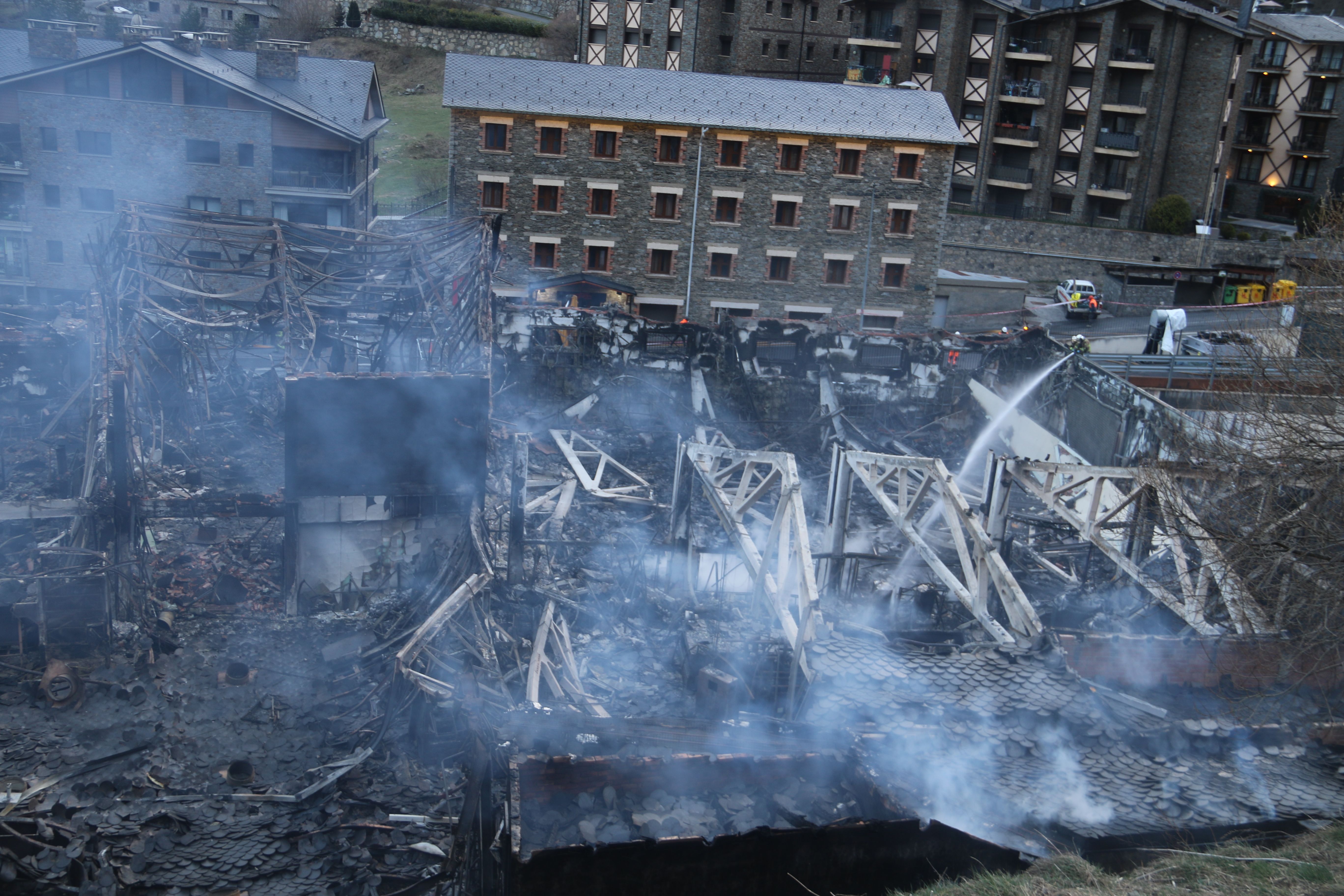 Els bombers treballant encara aquesta tarda per apagar l'incendi.
