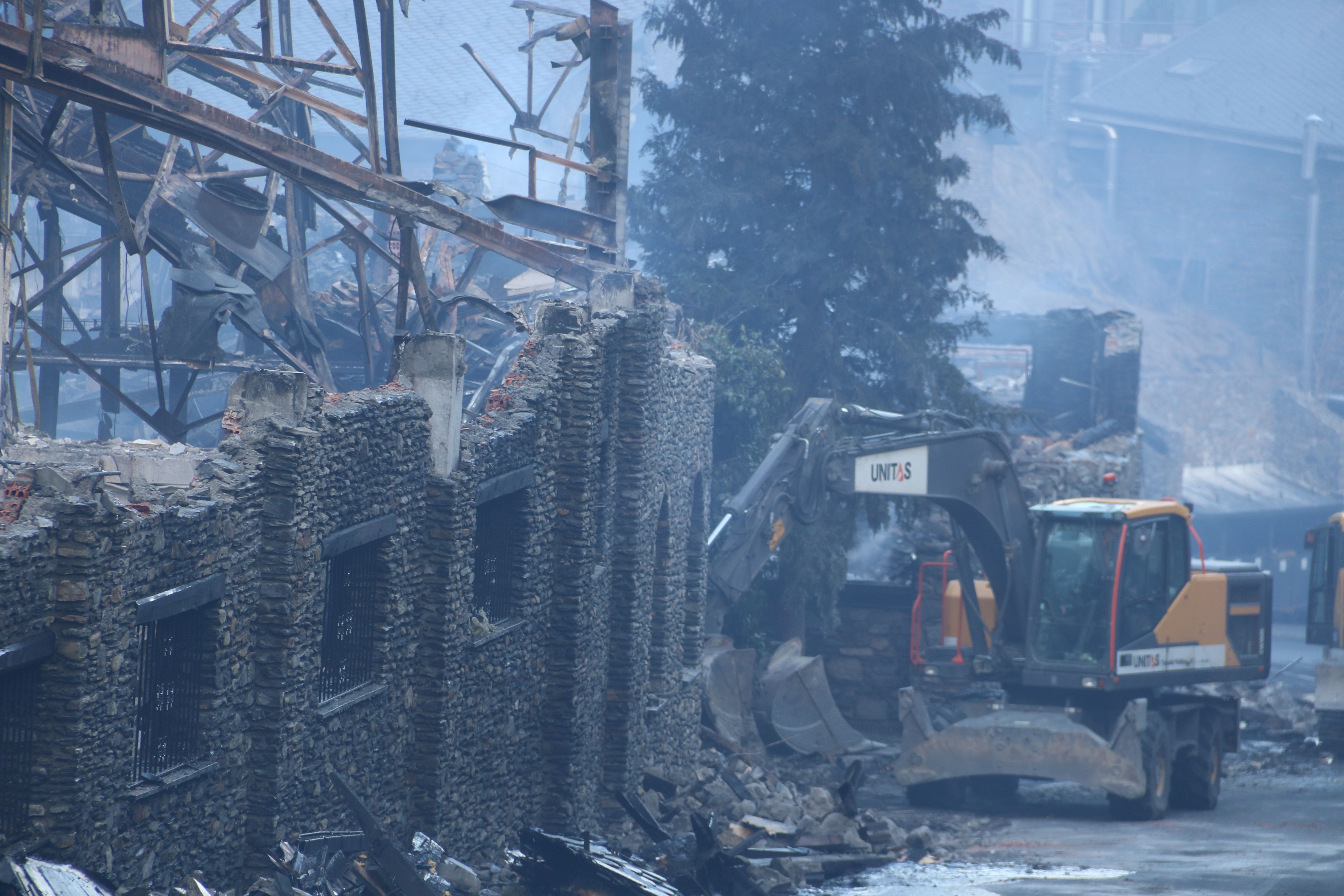 Treballs per enretirar l'estructura sensible.