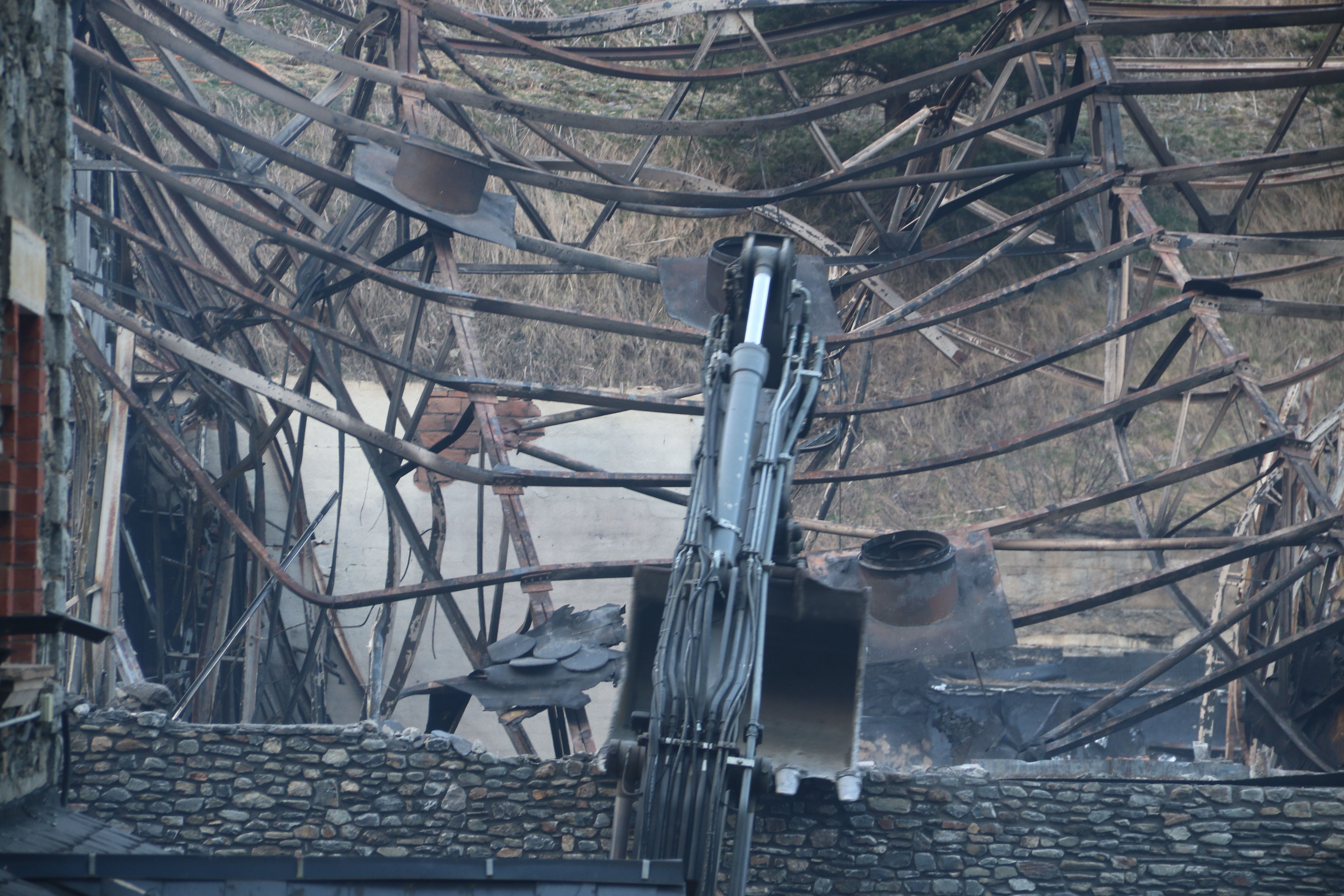 Treballs per enretirar l'estructura sensible.