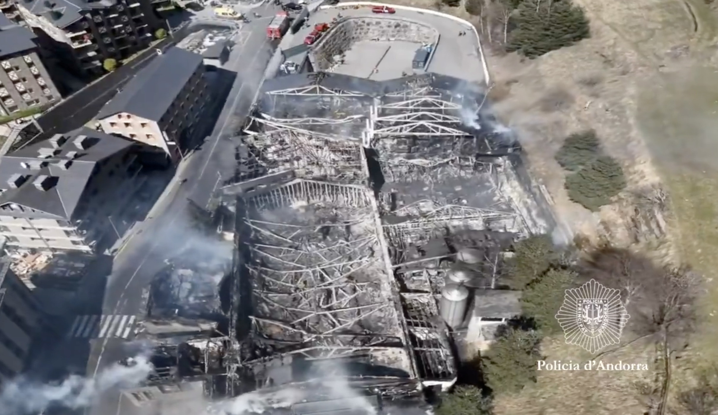 Una vista aèria de les naus ja col·lapsades presa pel dron de la policia. Una vista aèria de les naus ja col·lapsades presa pel dron de la policia.