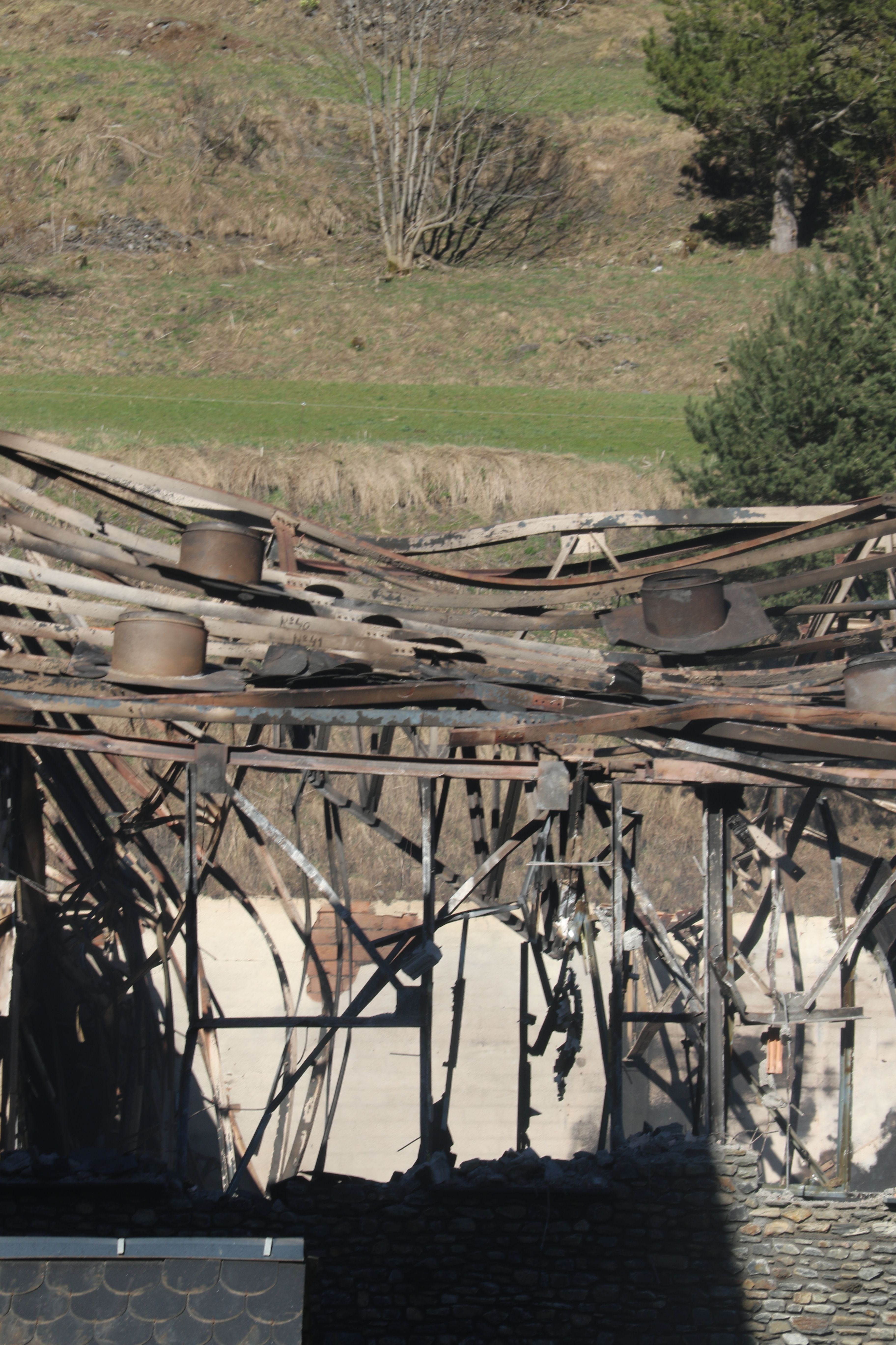 Una part de l'estructura calcinada. Una part de l'estructura calcinada.
