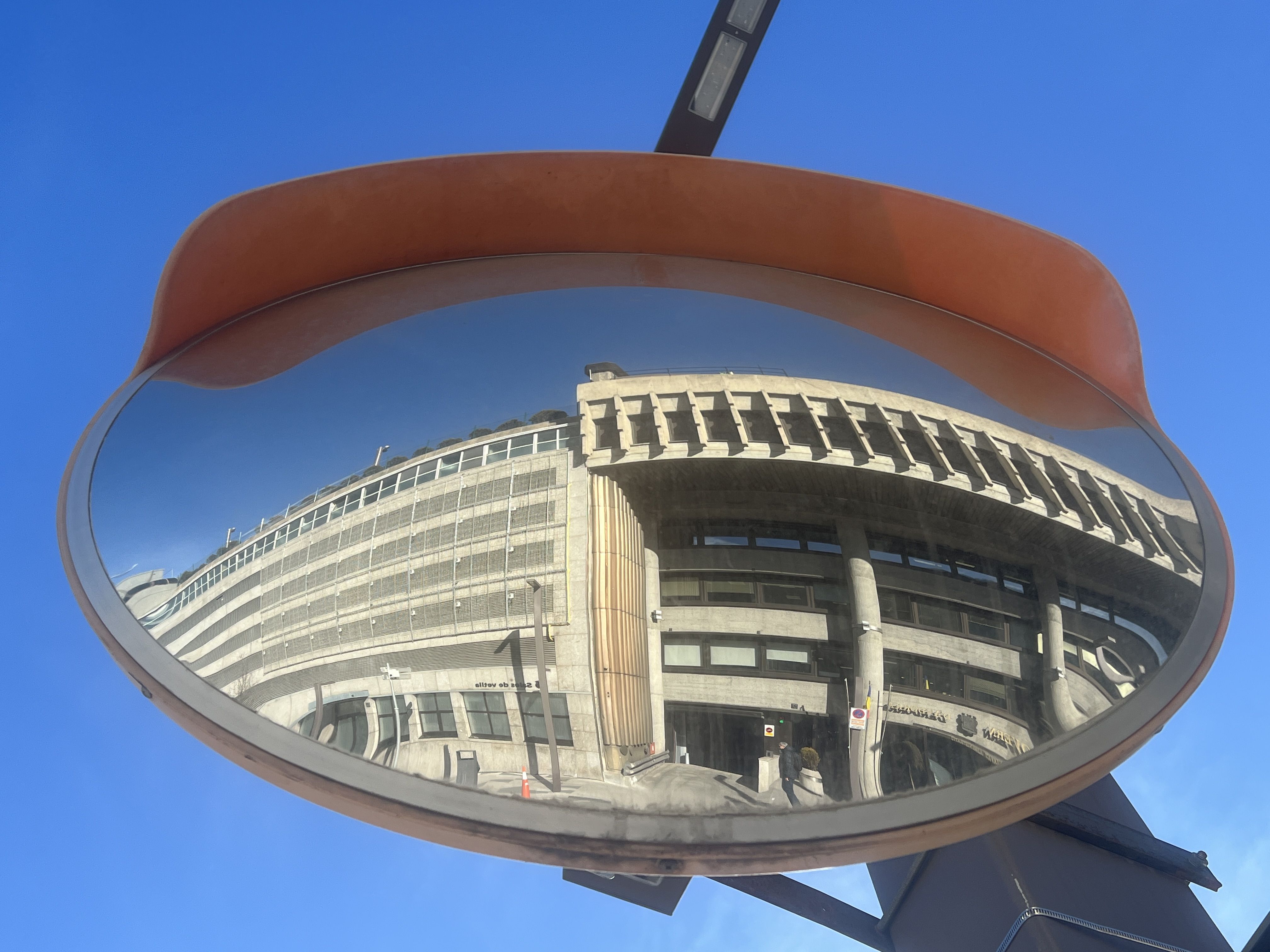 Una imatge de l'edifici administratiu de Govern a Prat de la Creu a través d'un mirall. Una imatge de l'edifici administratiu de Govern a Prat de la Creu a través d'un mirall.