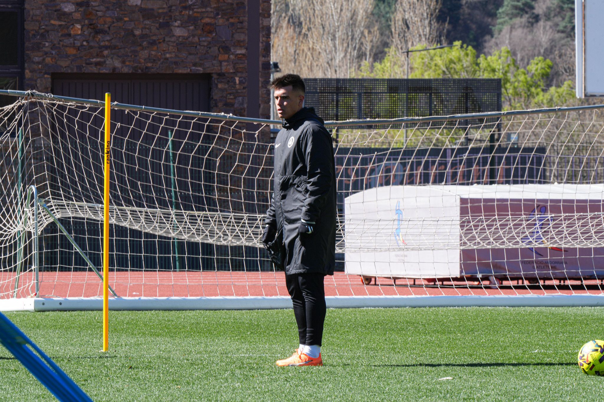 L'entrenador de l'FC Andorra, Carles Manso, en l'últim entrenament abans de viatjar a Lleó. L'entrenador de l'FC Andorra, Carles Manso, en l'últim entrenament abans de viatjar a Lleó.