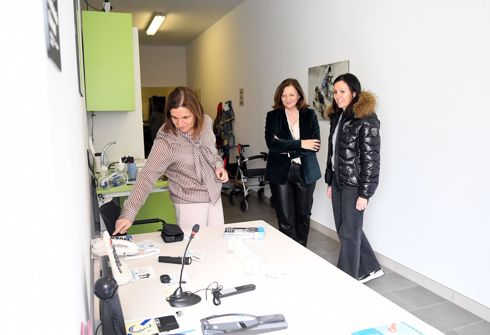 La ministra Trini Marín, ensenyant un dels nous espais d'Afers Socials. La ministra Trini Marín, ensenyant un dels nous espais d'Afers Socials.