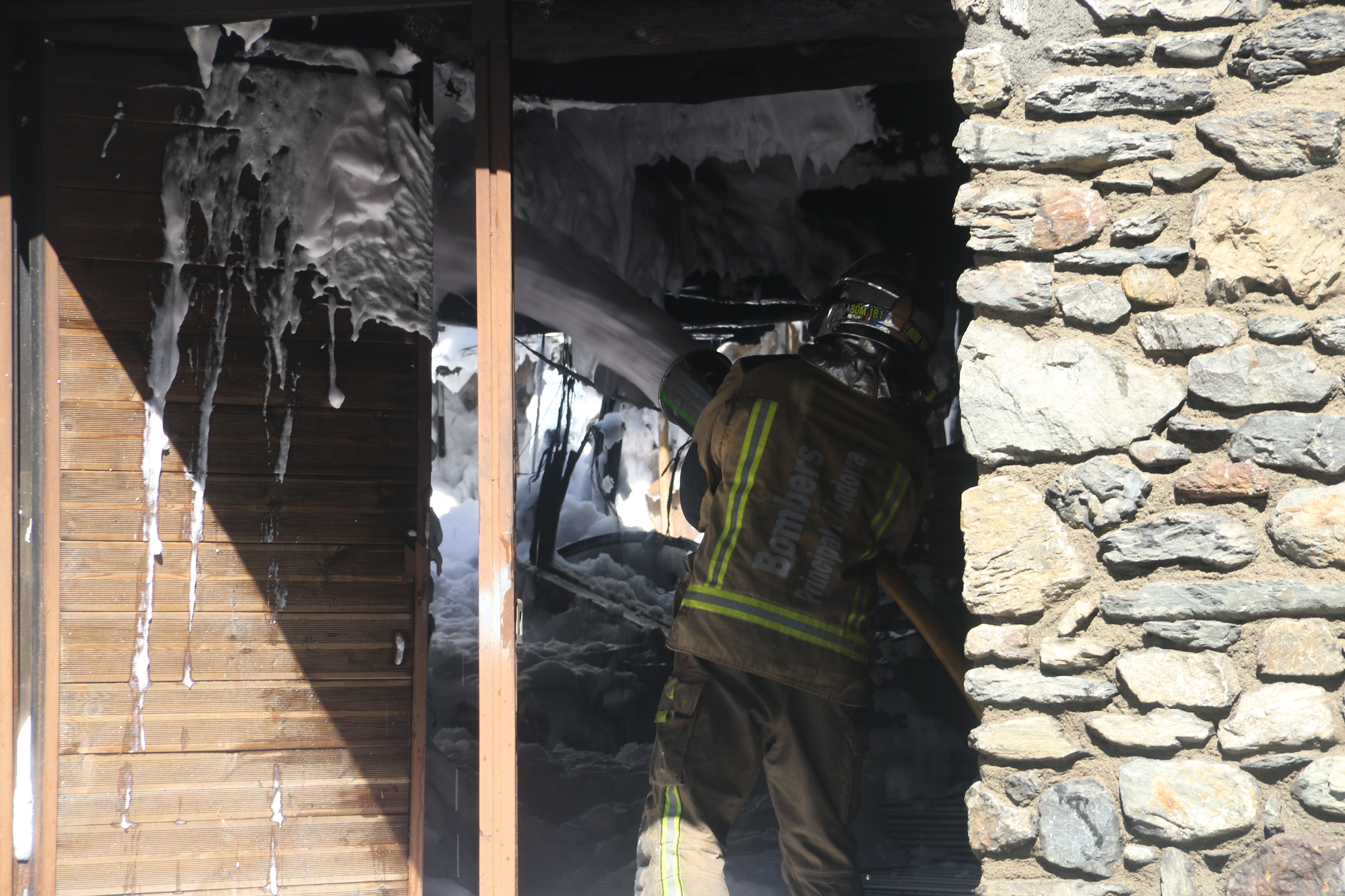 Un bomber llançant escuma.