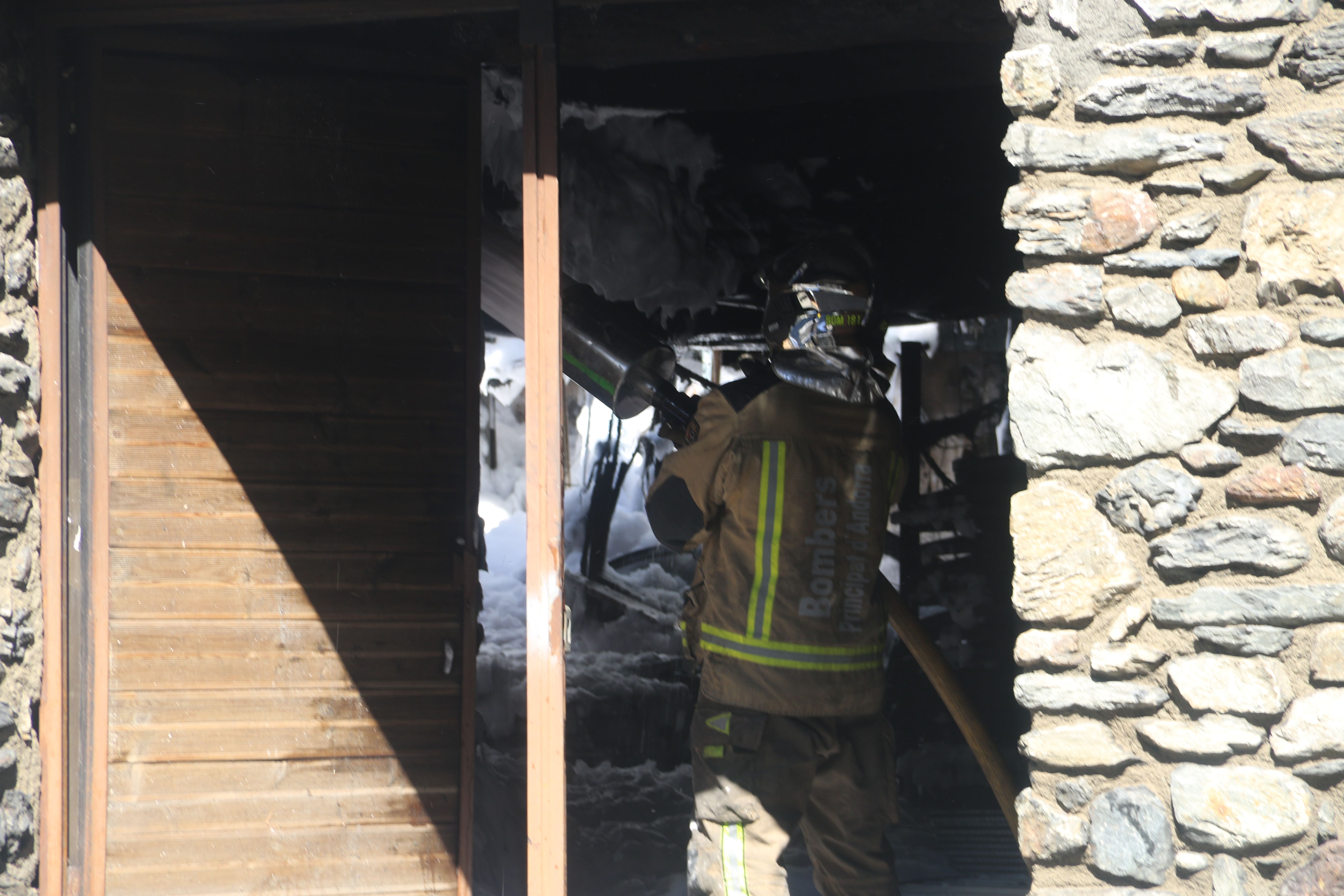 Un bomber llançant escuma.