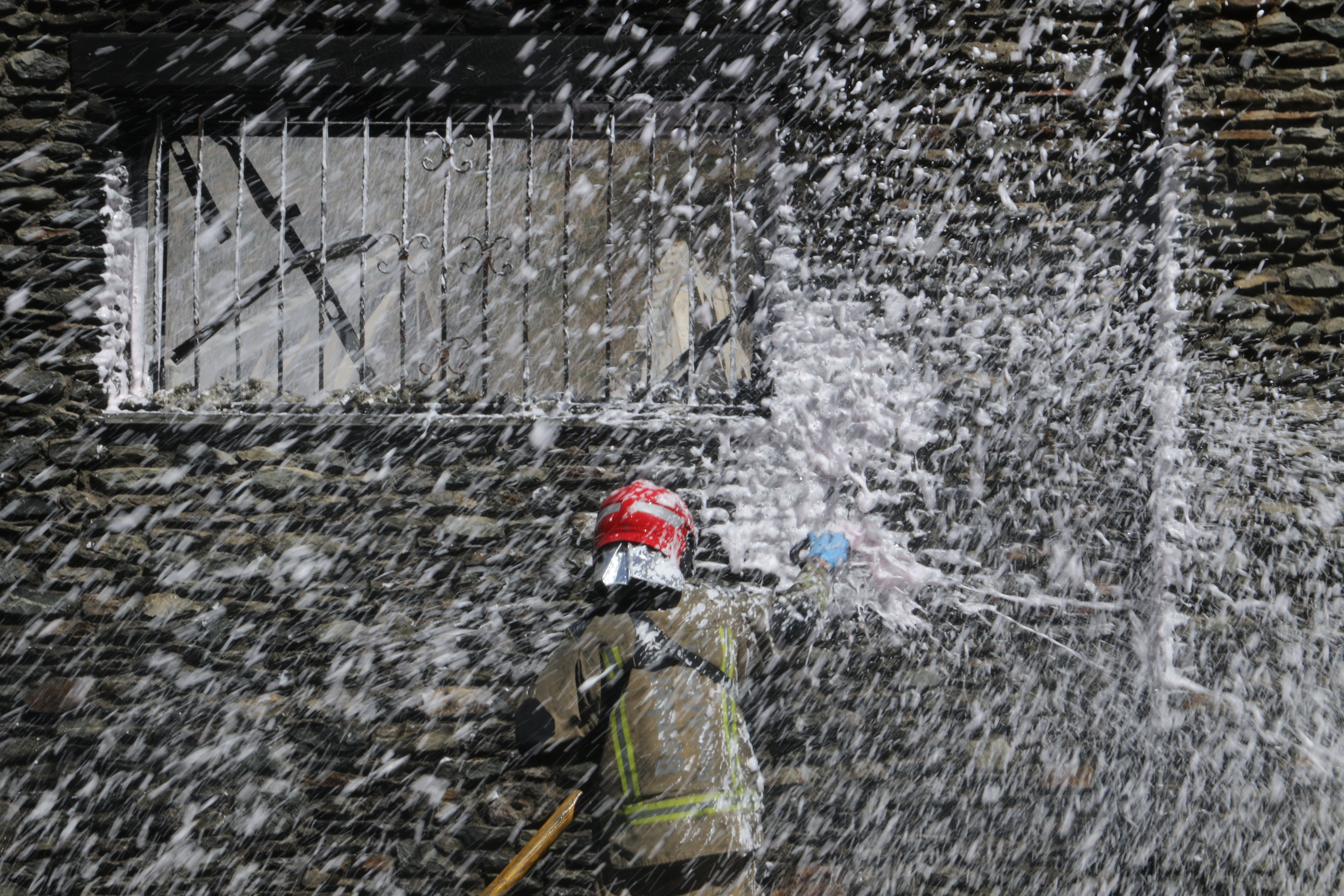 Un bomber llançant escuma.