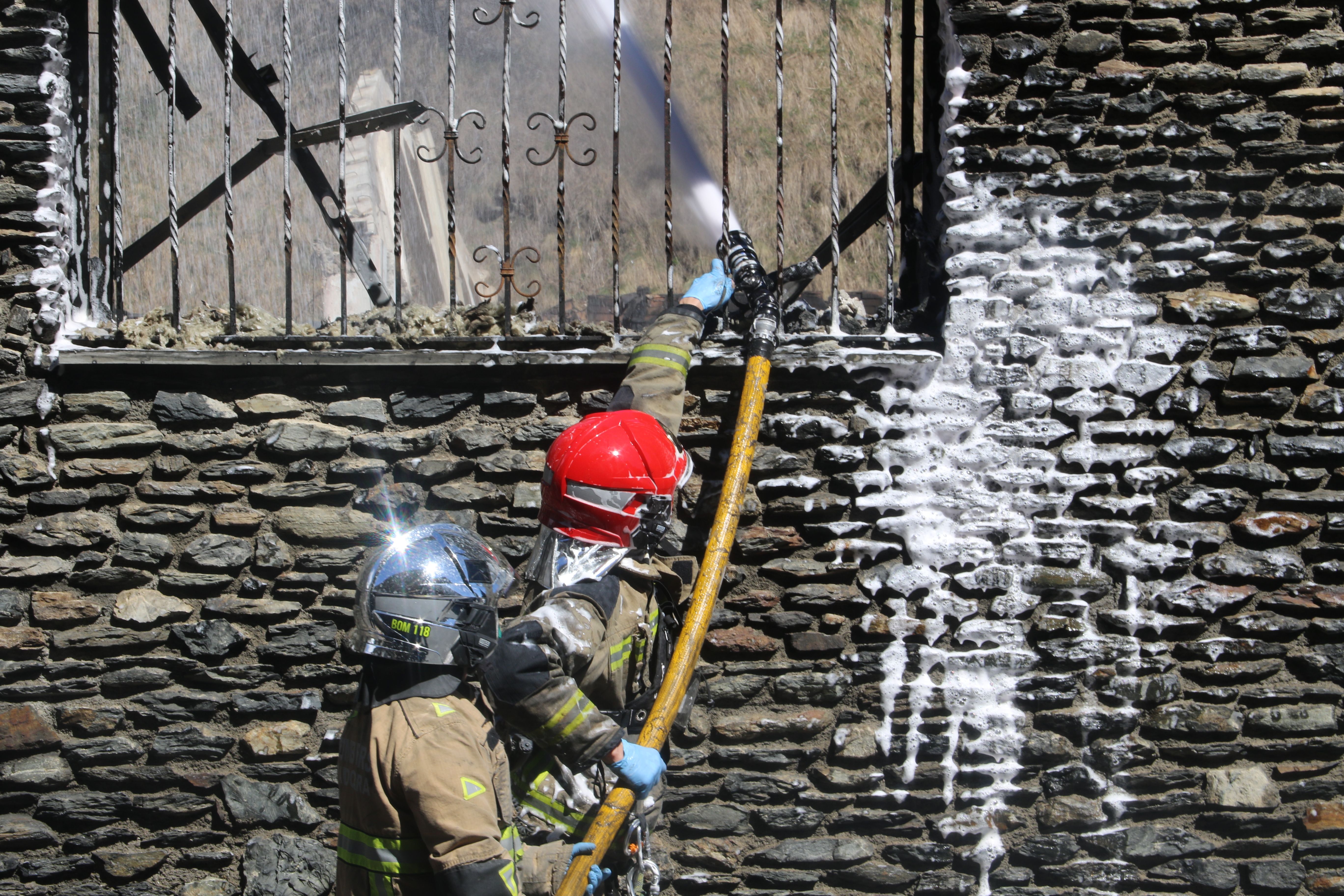 Bombers llançant escuma.