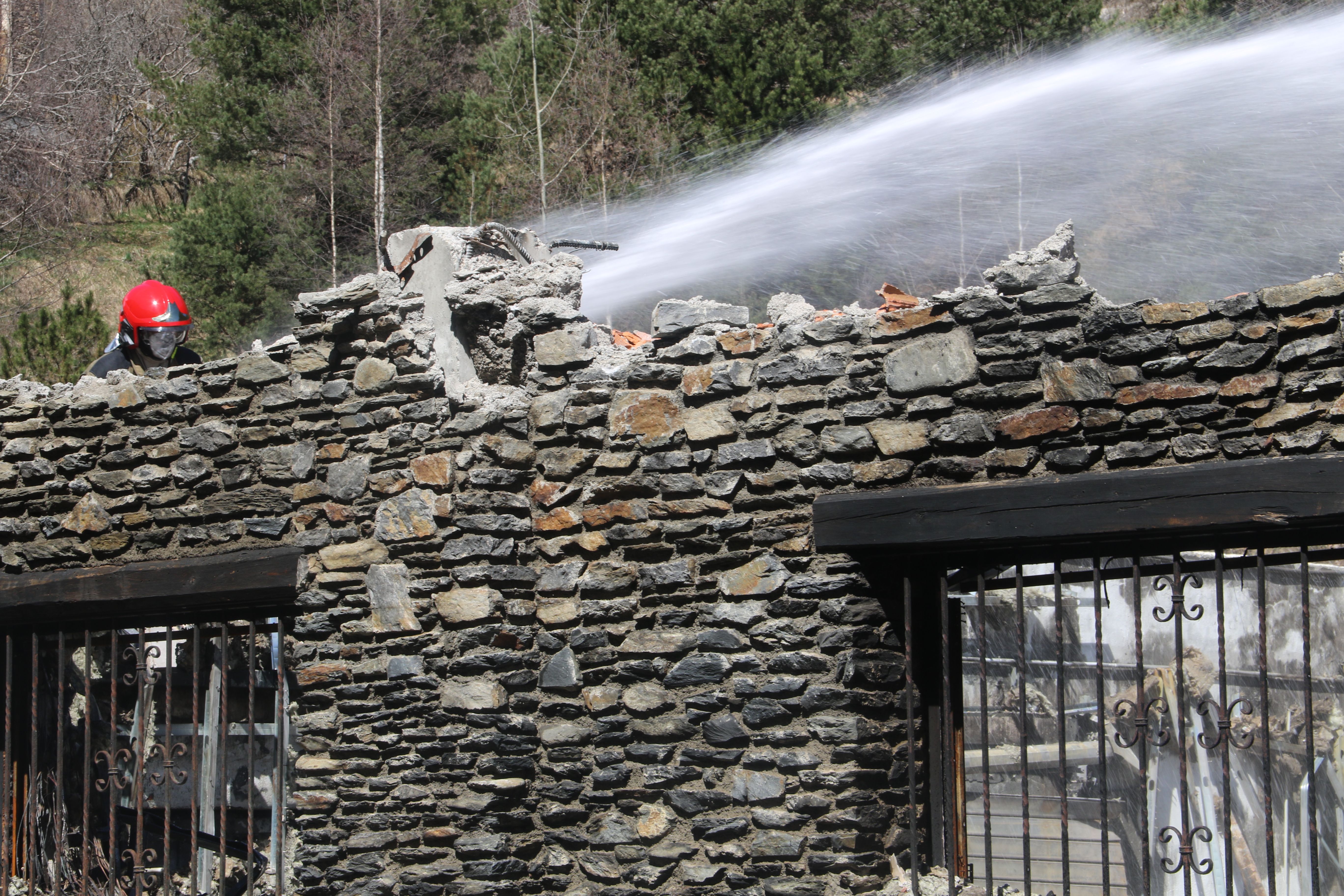Un bomber llançant escuma.