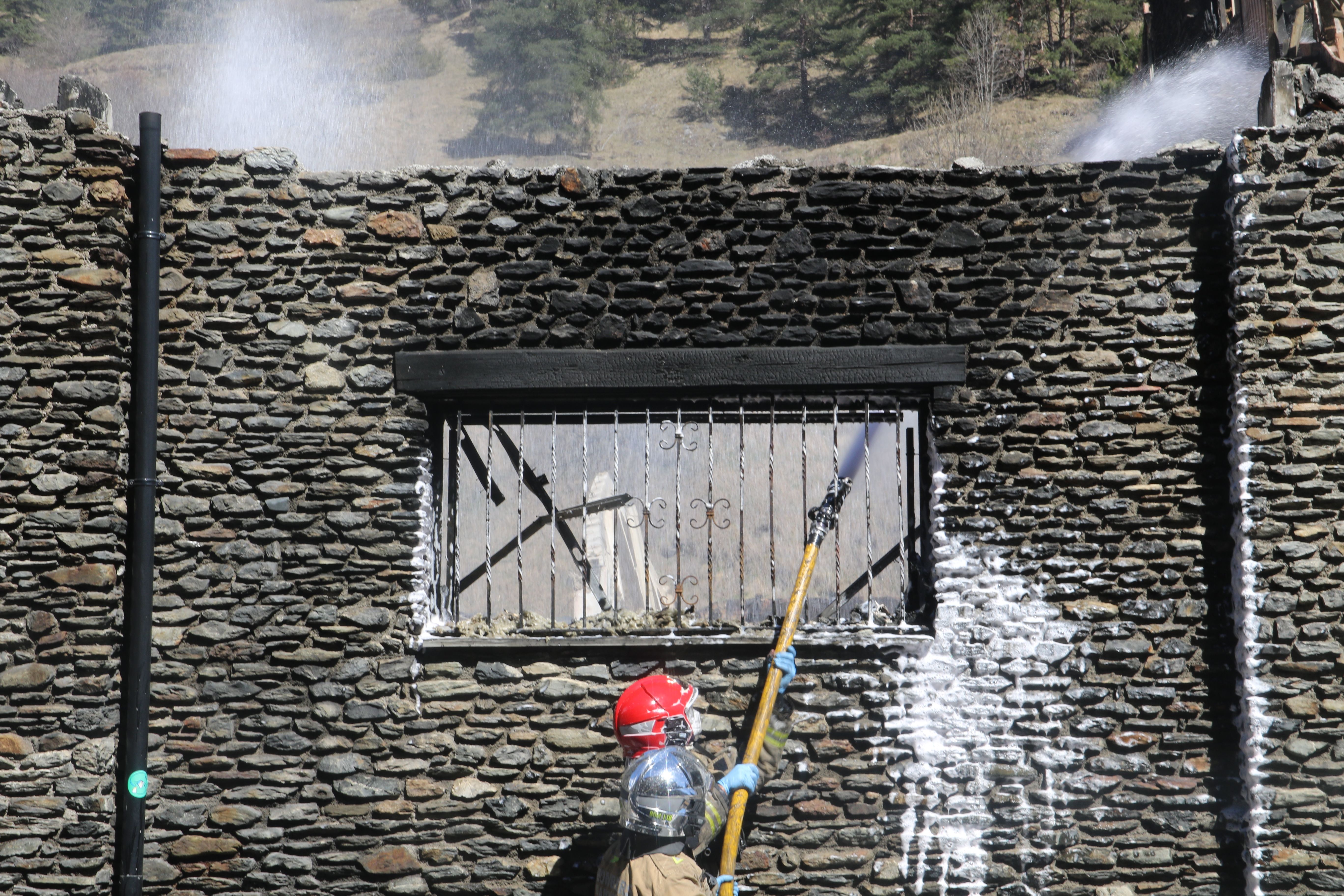 Un bomber llançant escuma.