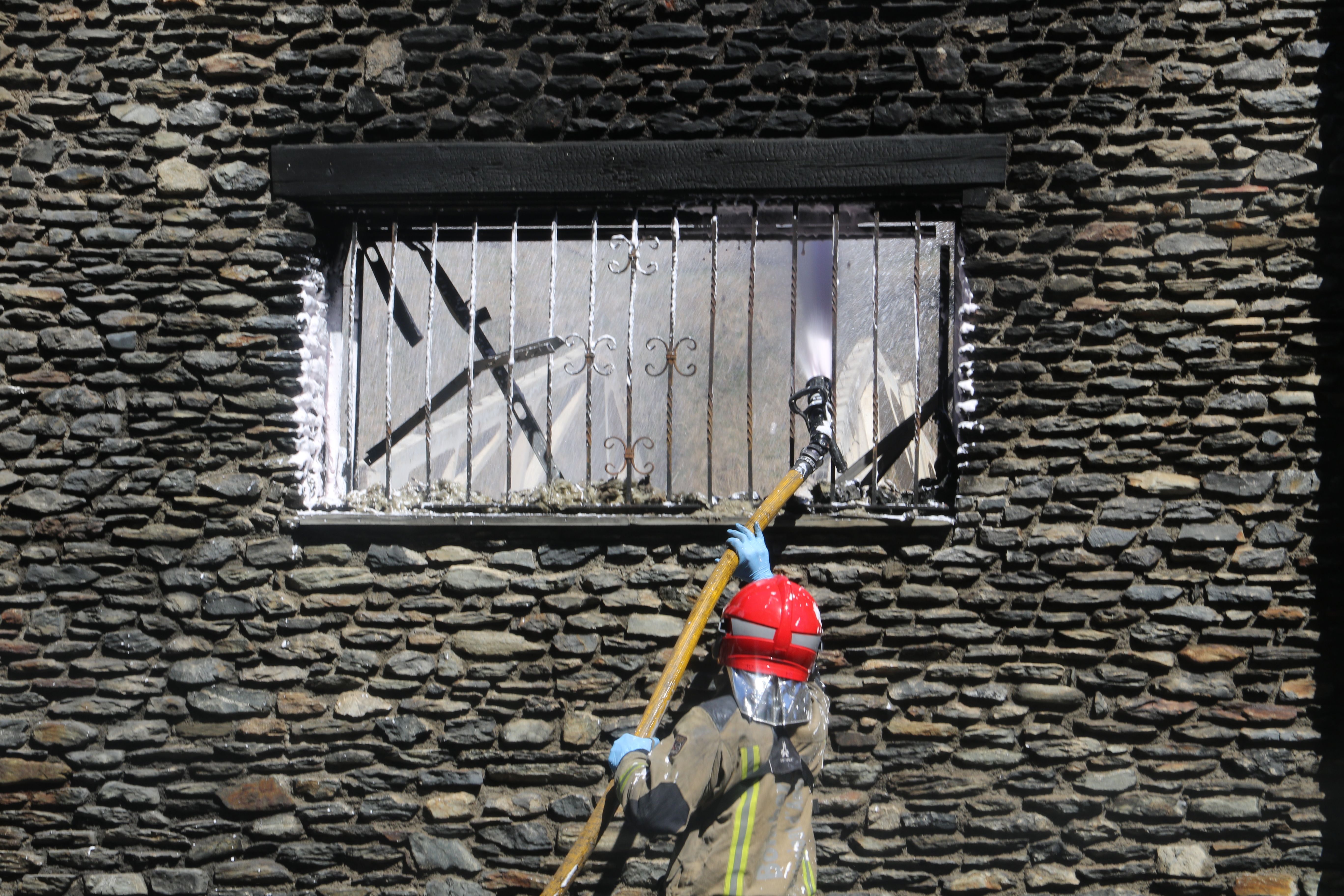 Un bomber llançant escuma.