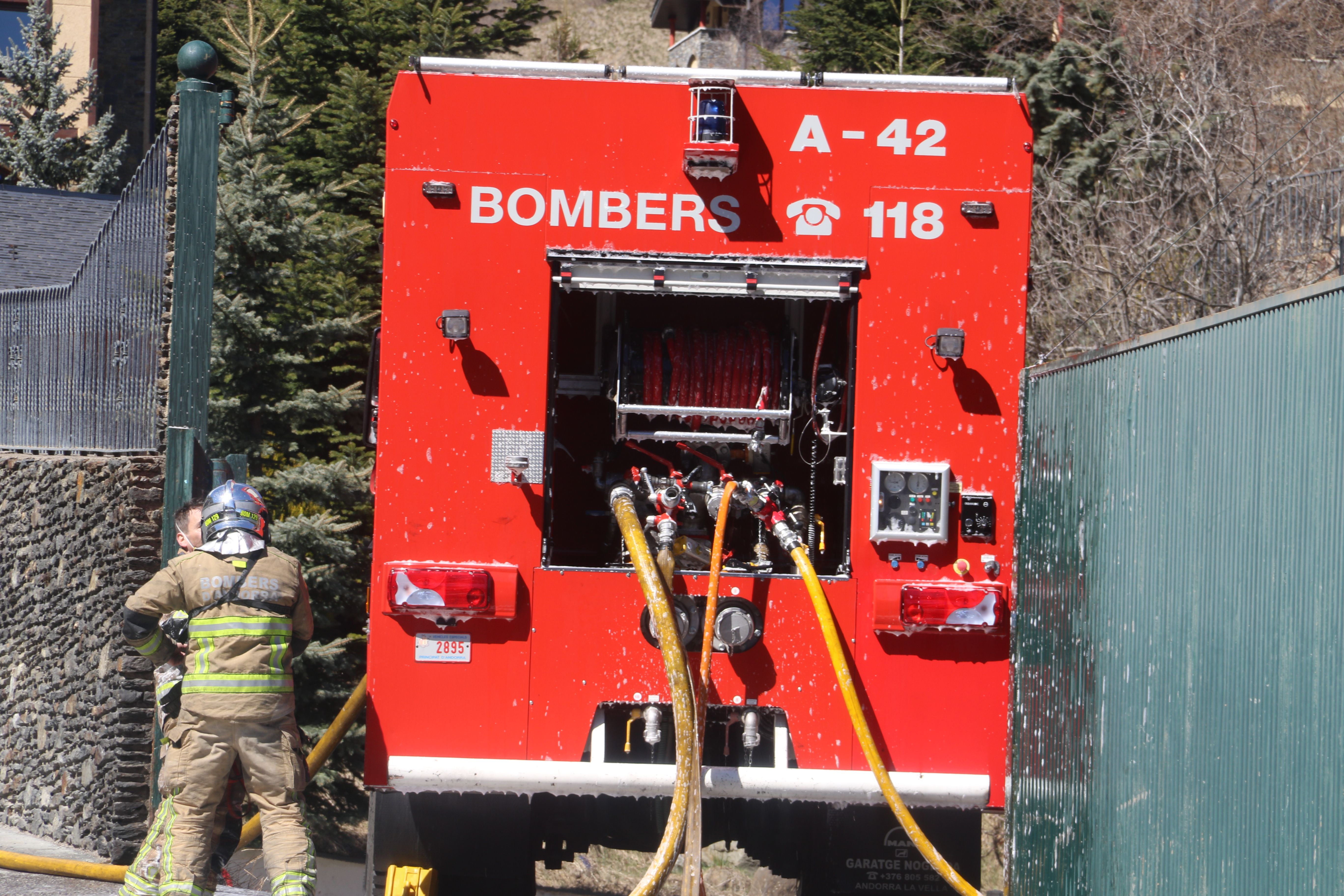 Bombers treballant a l'exterior de la fàbrica.