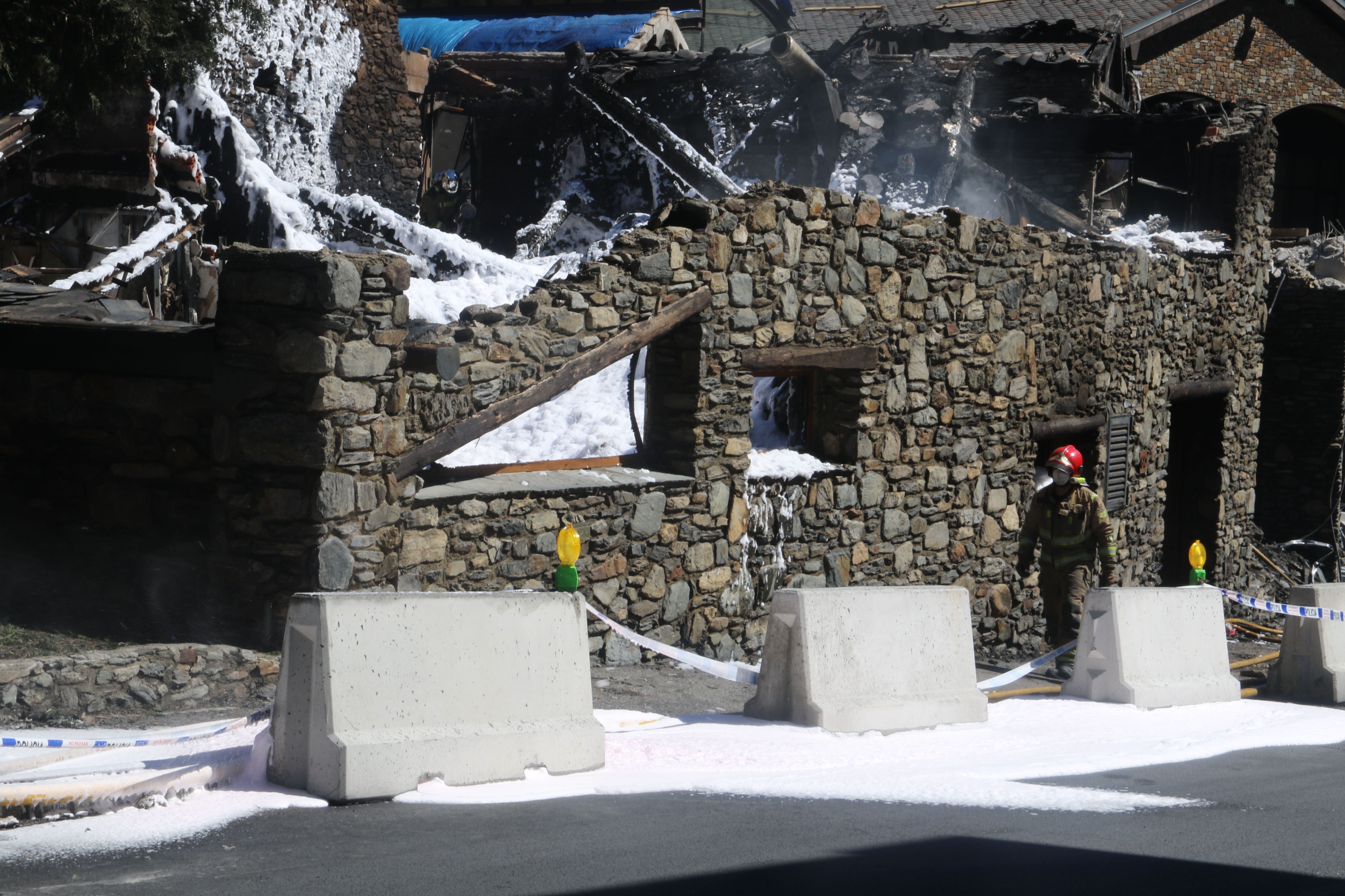 Un bomber transitant per les immediacions de l'edifici. 