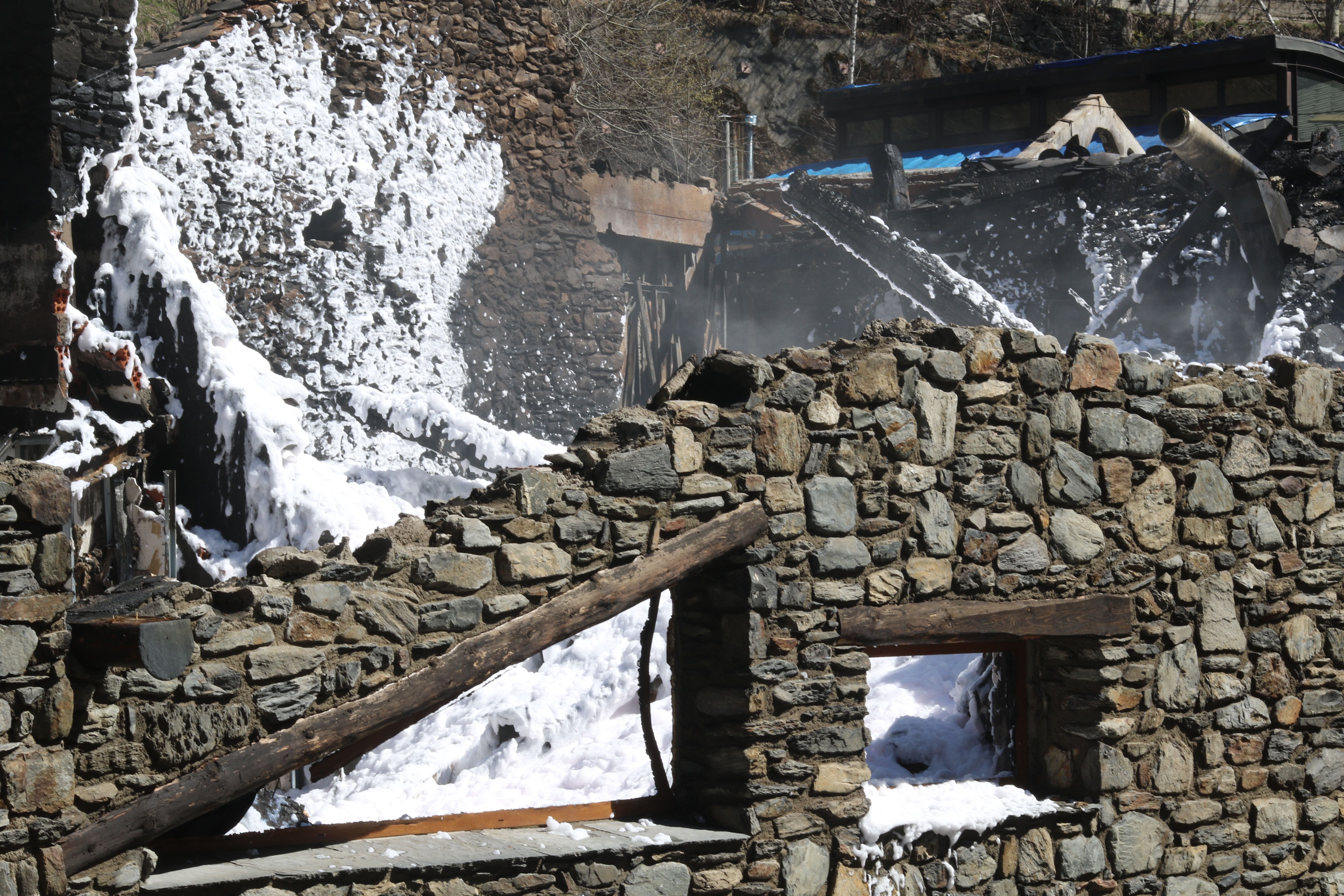 Les restes de l'edifici plenes d'escuma.