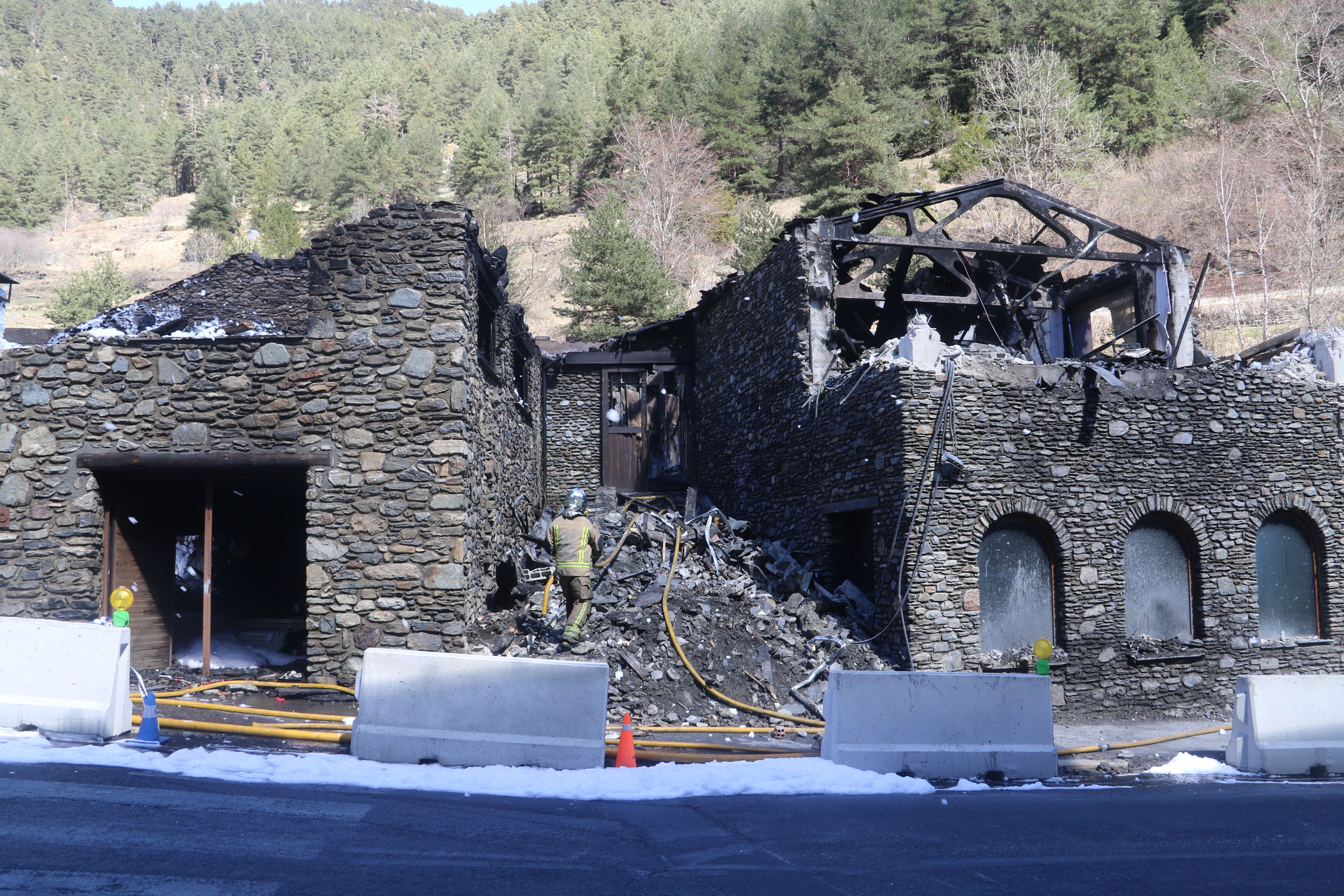 Un bomber treballant en la zona més sensible de tot el recinte.