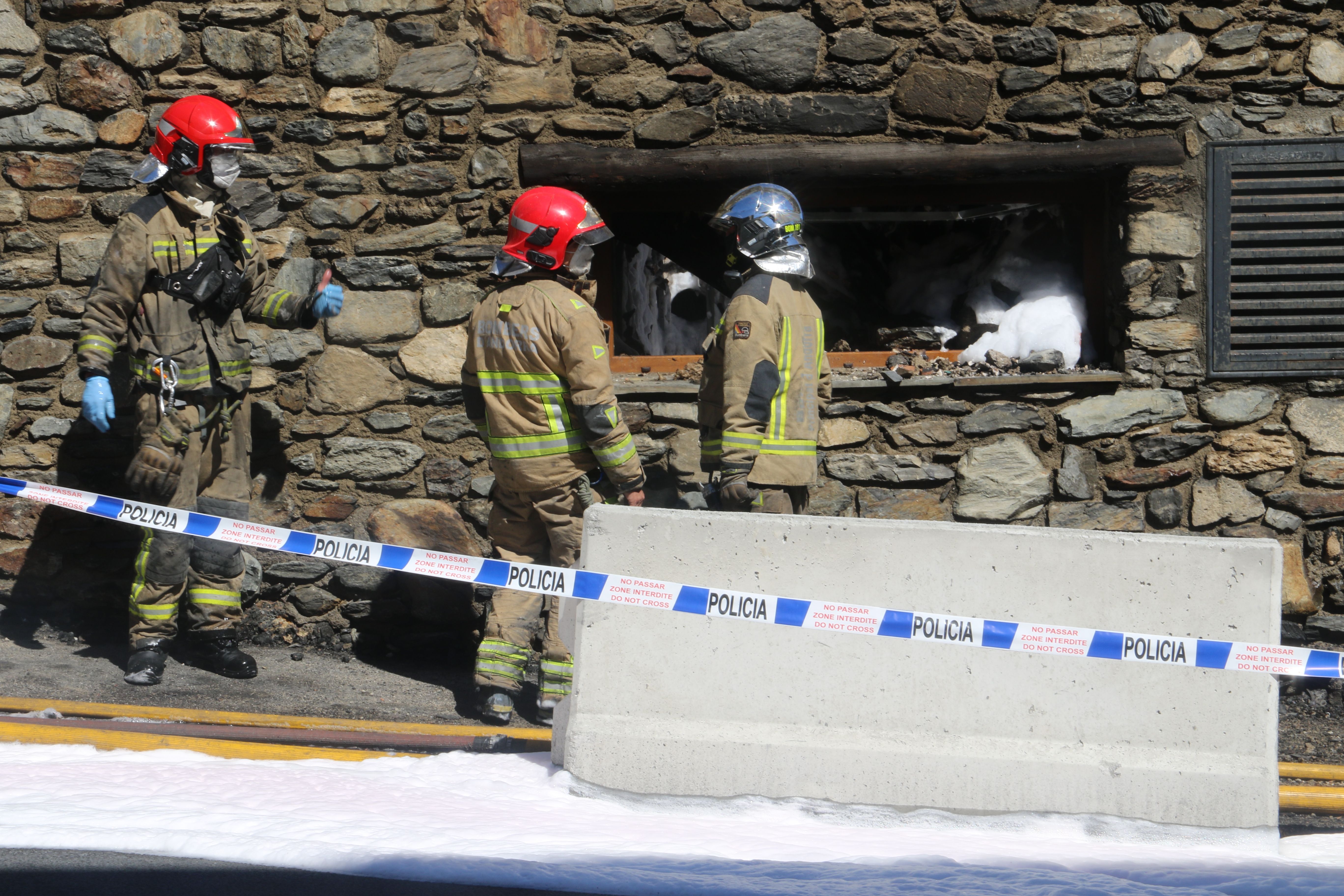 Bombers treballant a l'exterior de la fàbrica.