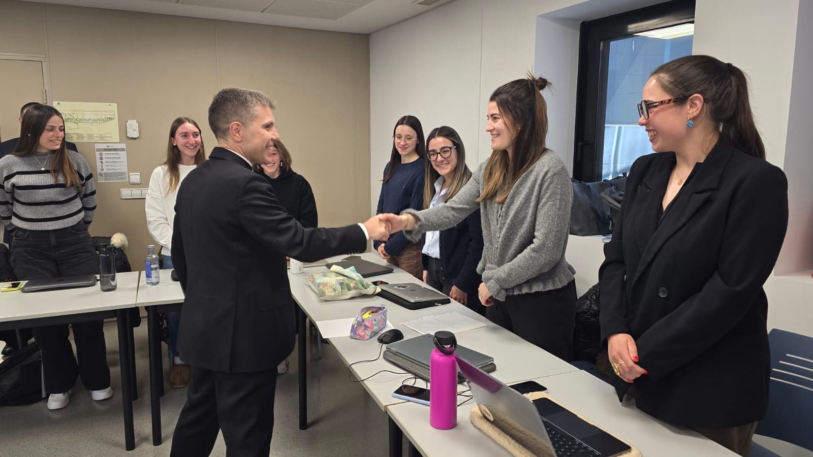 Visita del copríncep episcopal Serrano Pentinat als joves estudiants de la Universitat d’Andorra.
