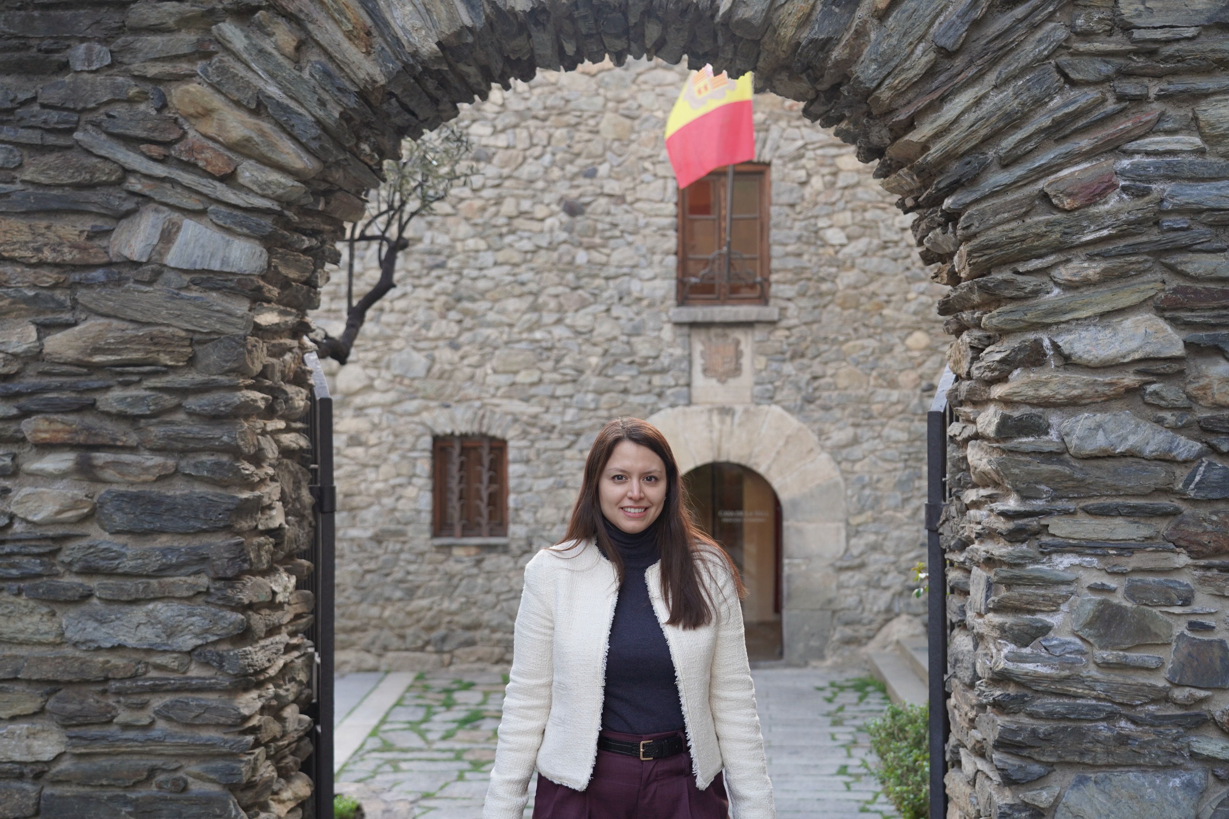 Meritxell López, a l'arc d'entrada a Casa de la Vall.