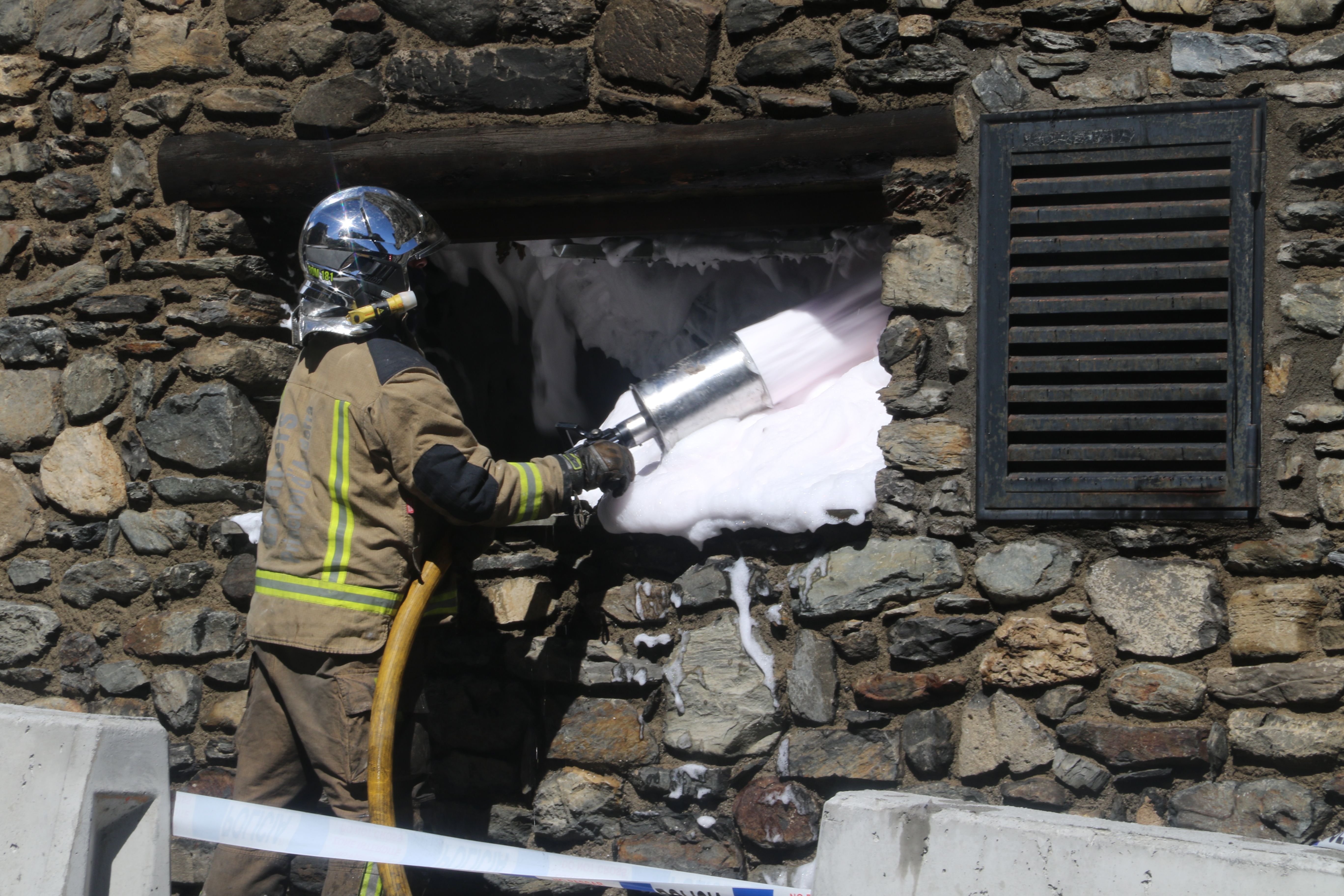 Un dels bombers llançant escuma.