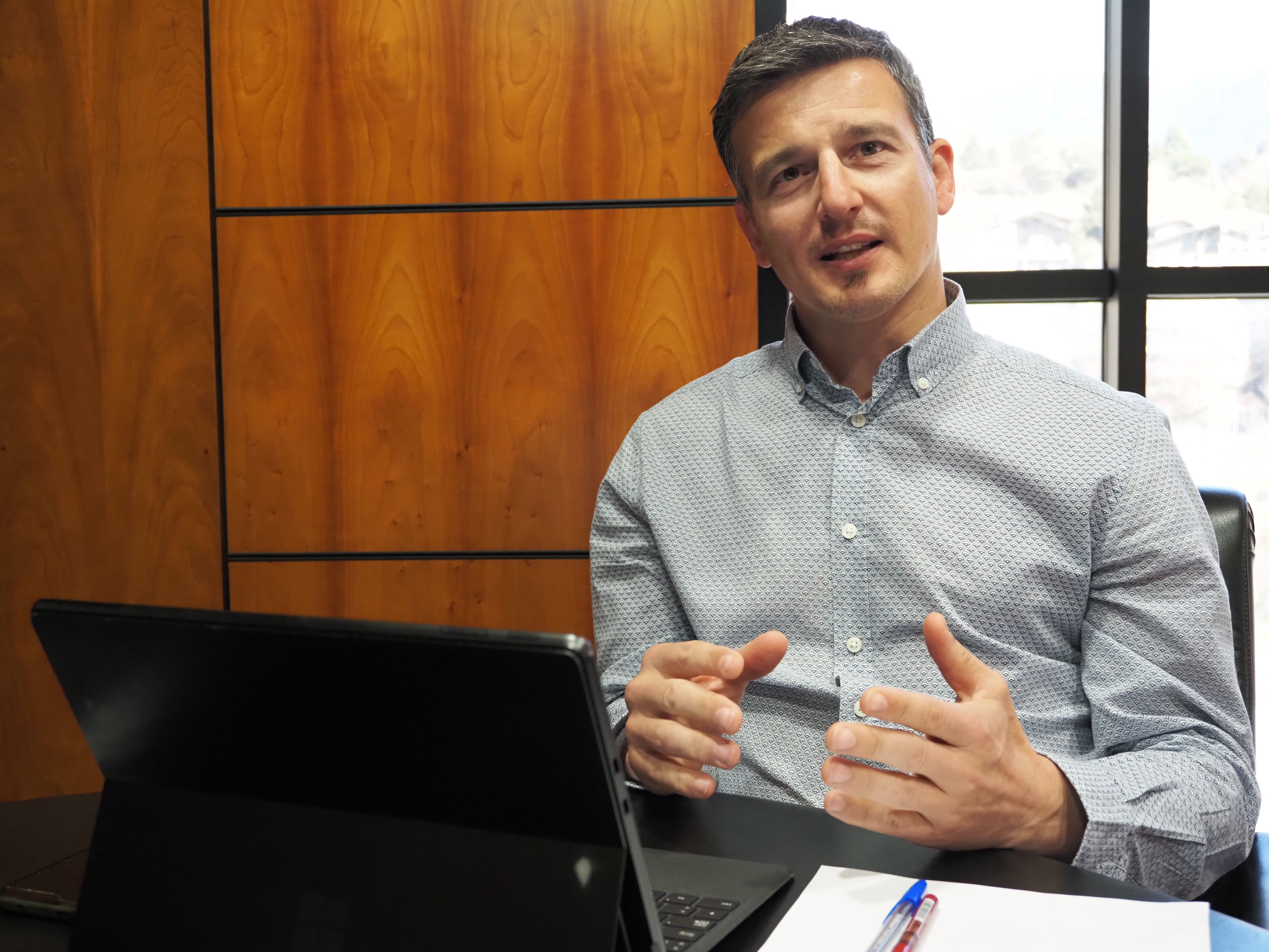 El cònsol menor de la Massana, Roger Fité, durant l'entrevista. // M. P.