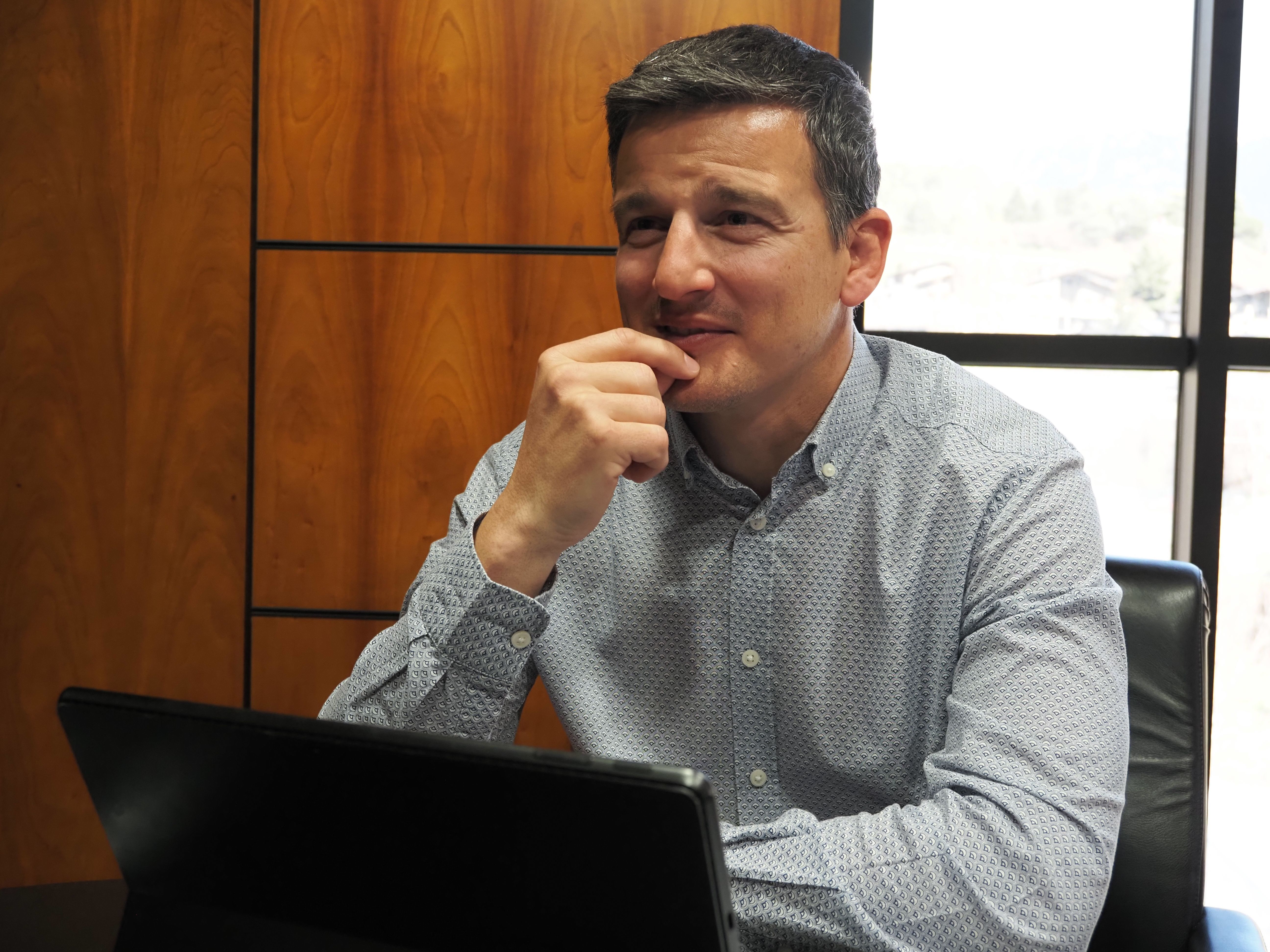 El cònsol menor de la Massana, Roger Fité, durant l'entrevista. // M. P.