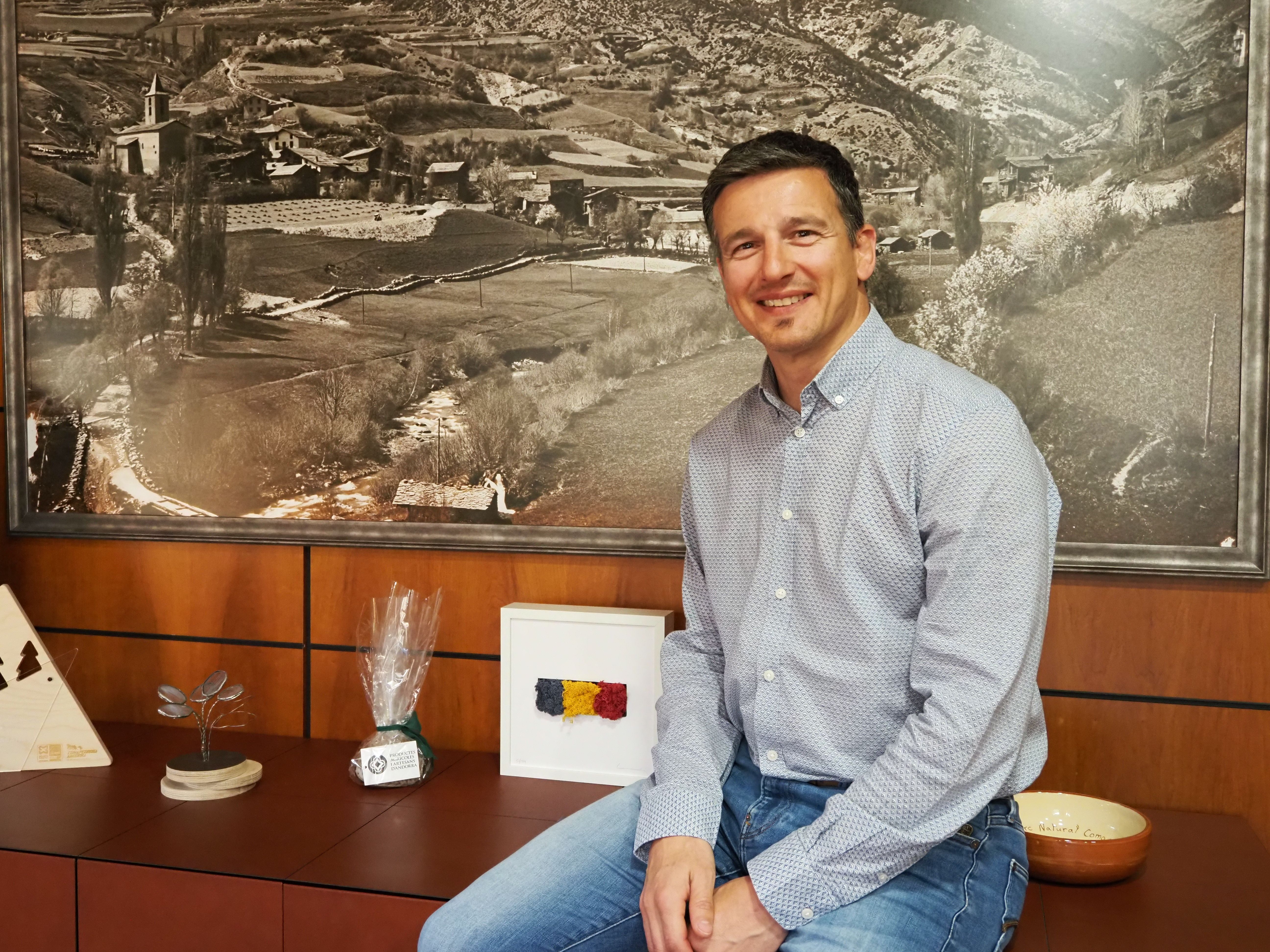 El cònsol menor de la Massana, Roger Fité, al seu despatx. // M. P.